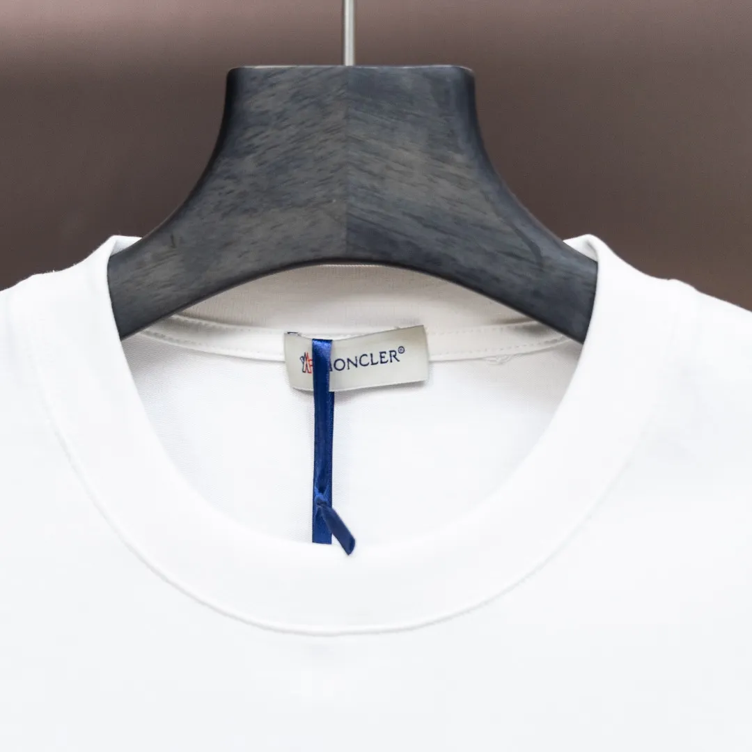 P200 Moncler2025 new early spring new men's and women's 👫 short-sleeved T-shirt, on sale at the counter at the same time! Customized exclusive 340-gram pure cotton fabric, customized original craft threads, and heavy-duty letter logo craft design on the chest! Simple and elegant, easy to match and versatile, extremely high-grade, perfectly integrated into fashion and style, it is a top-notch fashionable style that is perfect for outer wear! The whole thing gives people a natural feeling! The ultimate classic versatile short-sleeved T-shirt, designed with the latest three-dimensional letter logo graphic elements! The ultimate heavy work, the ultimate perfection! Fans who pursue high quality should rush to buy it by themselves, and we sincerely invite all fans who know the goods to appreciate this model together! ! Color: Black White Size: S-XXL