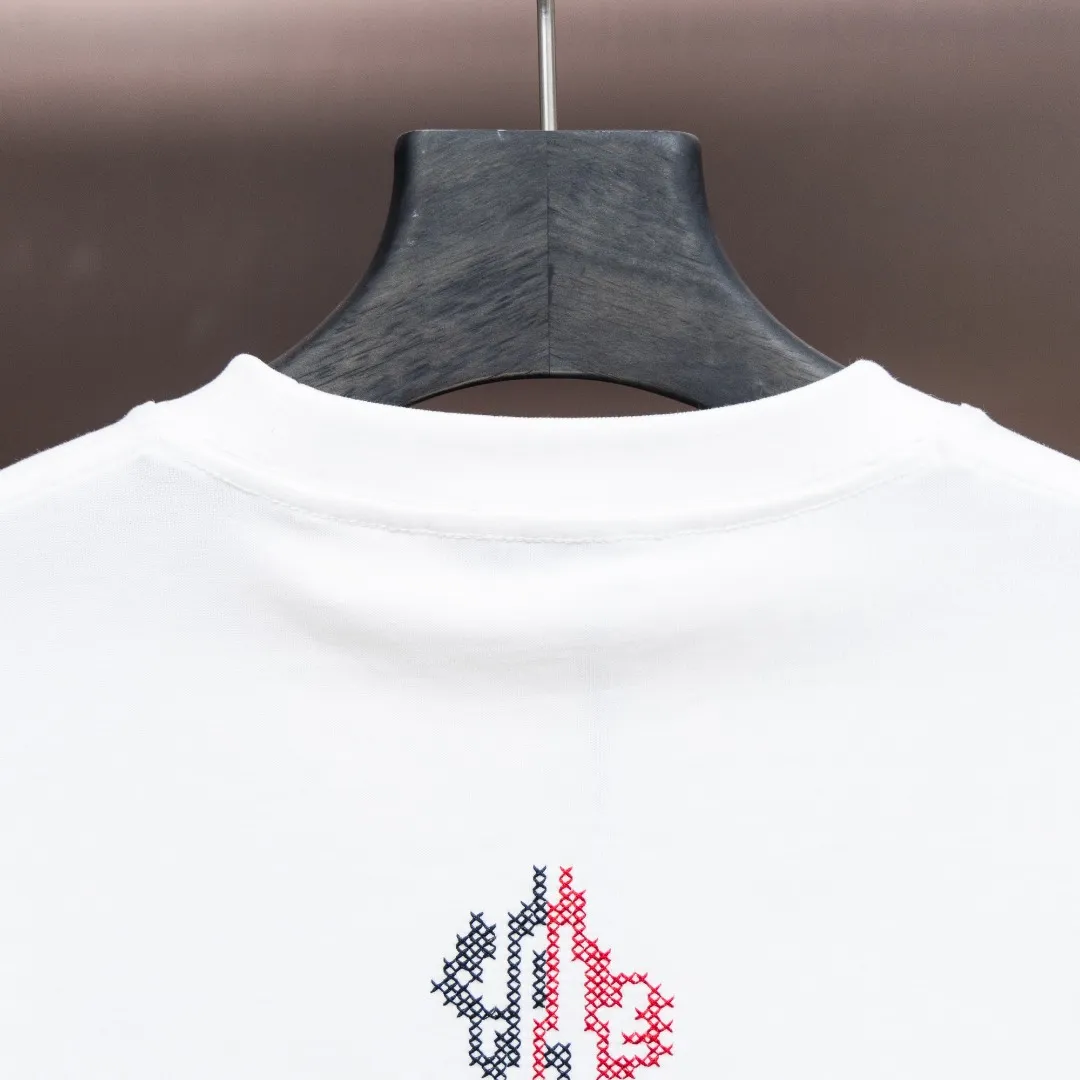 P200 Moncler2025 new early spring new men's and women's 👫 short-sleeved T-shirt, on sale at the counter at the same time! Customized exclusive 340-gram pure cotton fabric, customized original craft threads, and heavy-duty letter logo craft design on the chest! Simple and elegant, easy to match and versatile, extremely high-grade, perfectly integrated into fashion and style, it is a top-notch fashionable style that is perfect for outer wear! The whole thing gives people a natural feeling! The ultimate classic versatile short-sleeved T-shirt, designed with the latest three-dimensional letter logo graphic elements! The ultimate heavy work, the ultimate perfection! Fans who pursue high quality should rush to buy it by themselves, and we sincerely invite all fans who know the goods to appreciate this model together! ! Color: Black White Size: S-XXL