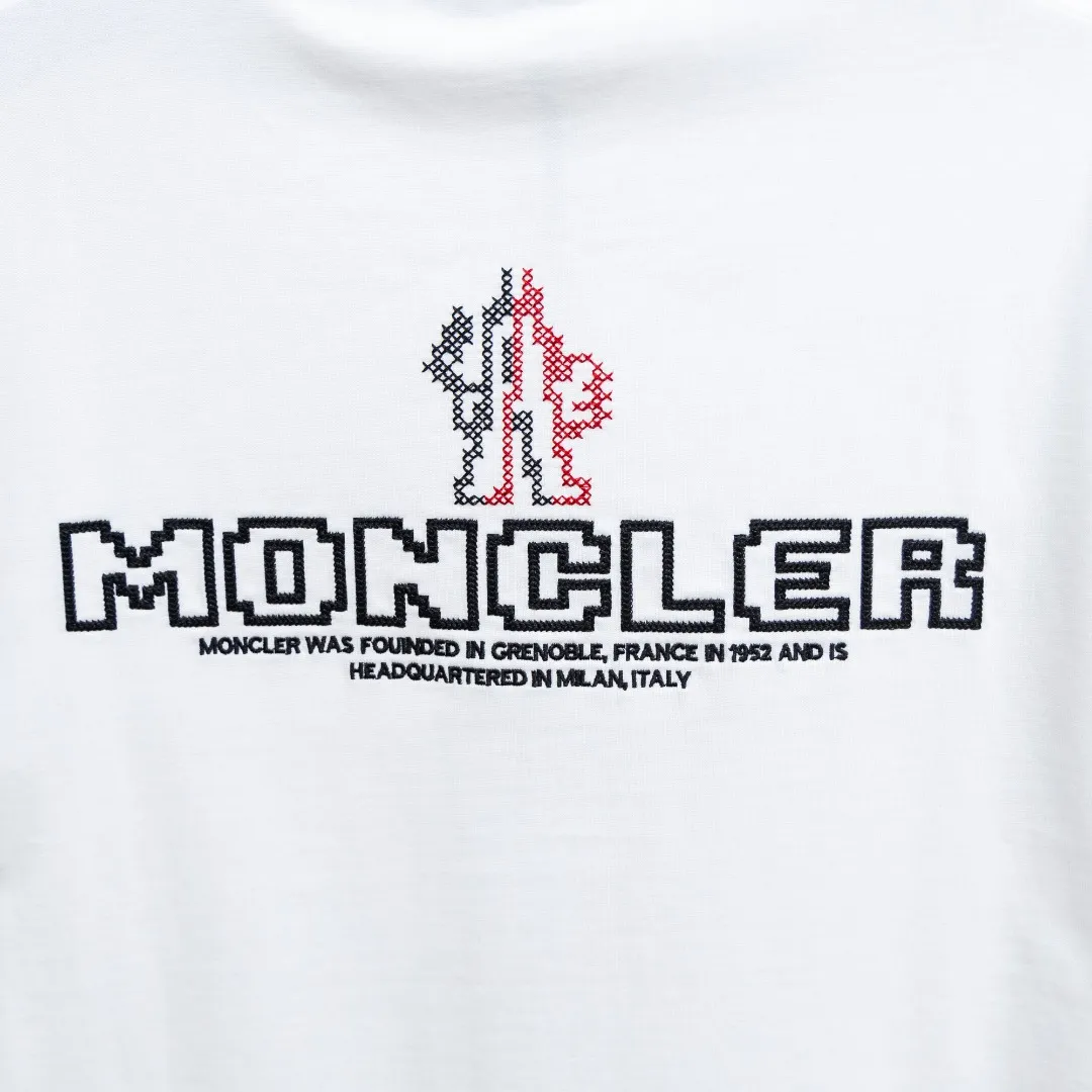 P200 Moncler2025 new early spring new men's and women's 👫 short-sleeved T-shirt, on sale at the counter at the same time! Customized exclusive 340-gram pure cotton fabric, customized original craft threads, and heavy-duty letter logo craft design on the chest! Simple and elegant, easy to match and versatile, extremely high-grade, perfectly integrated into fashion and style, it is a top-notch fashionable style that is perfect for outer wear! The whole thing gives people a natural feeling! The ultimate classic versatile short-sleeved T-shirt, designed with the latest three-dimensional letter logo graphic elements! The ultimate heavy work, the ultimate perfection! Fans who pursue high quality should rush to buy it by themselves, and we sincerely invite all fans who know the goods to appreciate this model together! ! Color: Black White Size: S-XXL