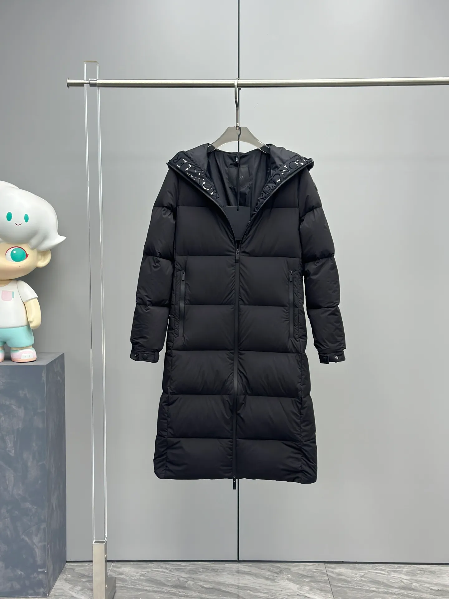 P920 2024 NEW new moncler Arredoun women's hooded long down jacket, fashionable and dynamic, new interpretation of simple style, long waisted down jacket, elasticated back waist design, slimmer and taller, hooded design, access control logo offset printing in the hood, low-key and advanced, super soft skin-friendly fabric, heat-locking and warm, high-quality 90 velvet, super warm, all fabrics are customized! The four-layer method of high-density matte matte fabric: surface + high density to prevent problems such as lint leakage and velvet. There is no doubt about the quality and slim fit! High velvet filling, waterproof zipper design, excellent windproof and warm performance. Color: Black Size: 0-1-2