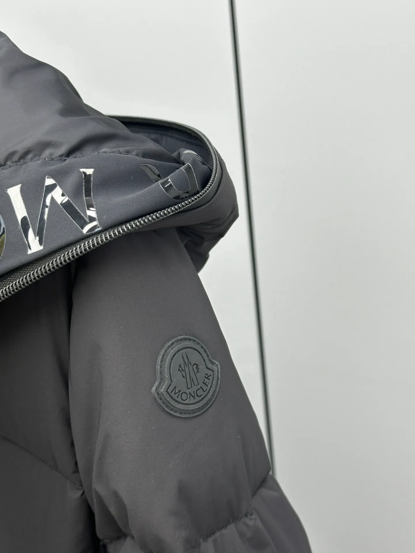 P920 2024 NEW new moncler Arredoun women's hooded long down jacket, fashionable and dynamic, new interpretation of simple style, long waisted down jacket, elasticated back waist design, slimmer and taller, hooded design, access control logo offset printing in the hood, low-key and advanced, super soft skin-friendly fabric, heat-locking and warm, high-quality 90 velvet, super warm, all fabrics are customized! The four-layer method of high-density matte matte fabric: surface + high density to prevent problems such as lint leakage and velvet. There is no doubt about the quality and slim fit! High velvet filling, waterproof zipper design, excellent windproof and warm performance. Color: Black Size: 0-1-2