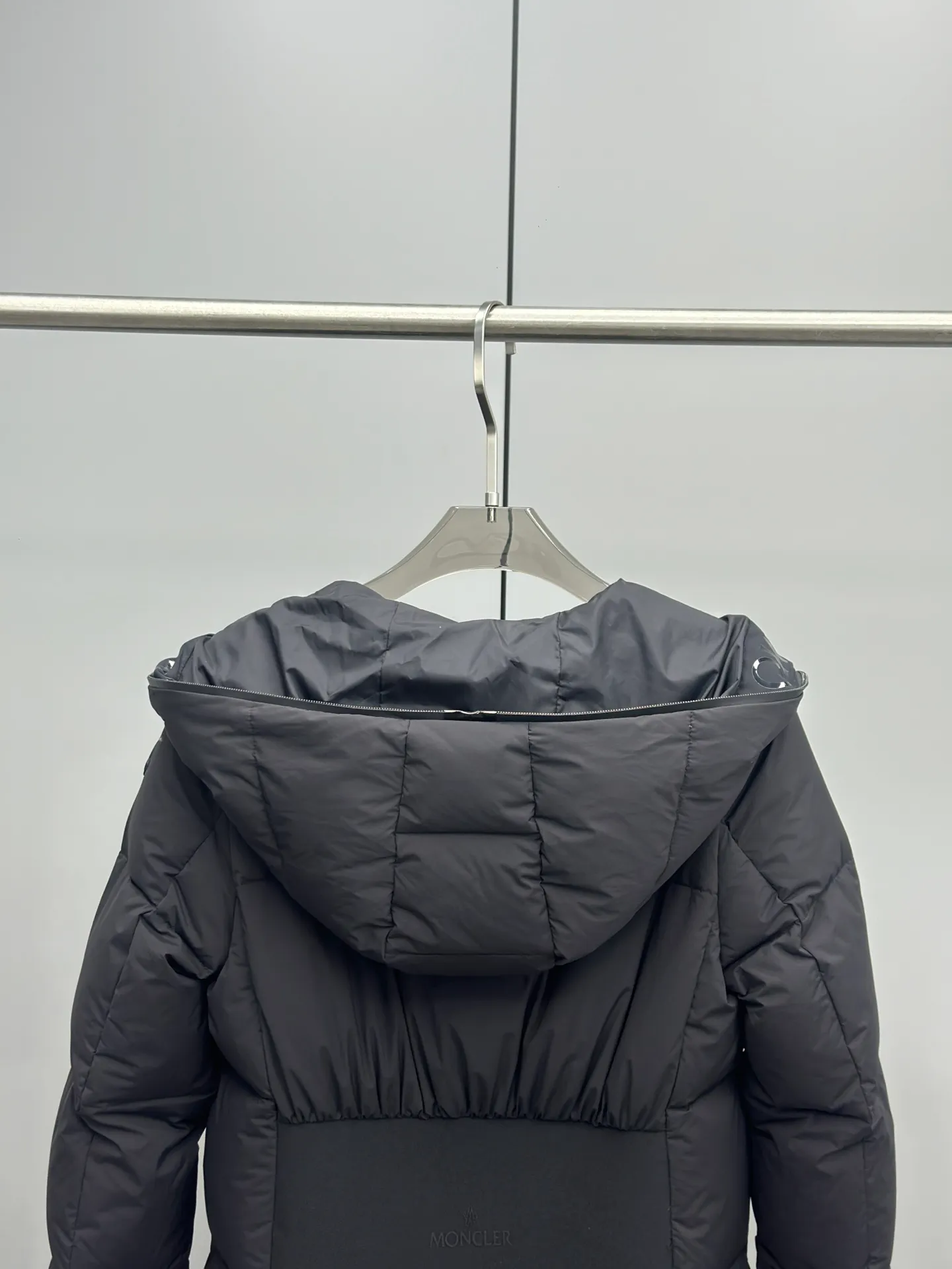 P920 2024 NEW new moncler Arredoun women's hooded long down jacket, fashionable and dynamic, new interpretation of simple style, long waisted down jacket, elasticated back waist design, slimmer and taller, hooded design, access control logo offset printing in the hood, low-key and advanced, super soft skin-friendly fabric, heat-locking and warm, high-quality 90 velvet, super warm, all fabrics are customized! The four-layer method of high-density matte matte fabric: surface + high density to prevent problems such as lint leakage and velvet. There is no doubt about the quality and slim fit! High velvet filling, waterproof zipper design, excellent windproof and warm performance. Color: Black Size: 0-1-2