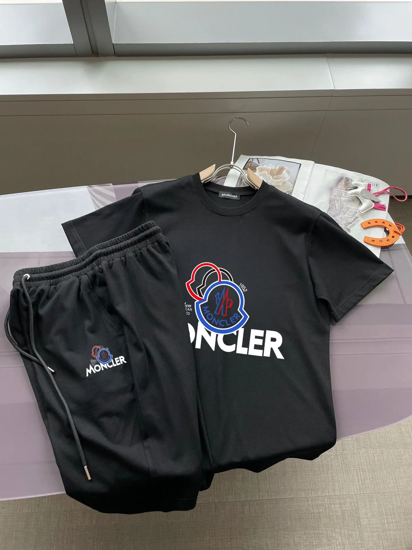 P280 Brand [MONCLER] 2025 new men’s short-sleeved shorts suit! Synchronous sales on the official website! High-end version on the market! It feels delicate and soft! Make you more comfortable to wear! The draped silhouette is awesome! Size: M-5XL (please state your height and weight when placing an order)