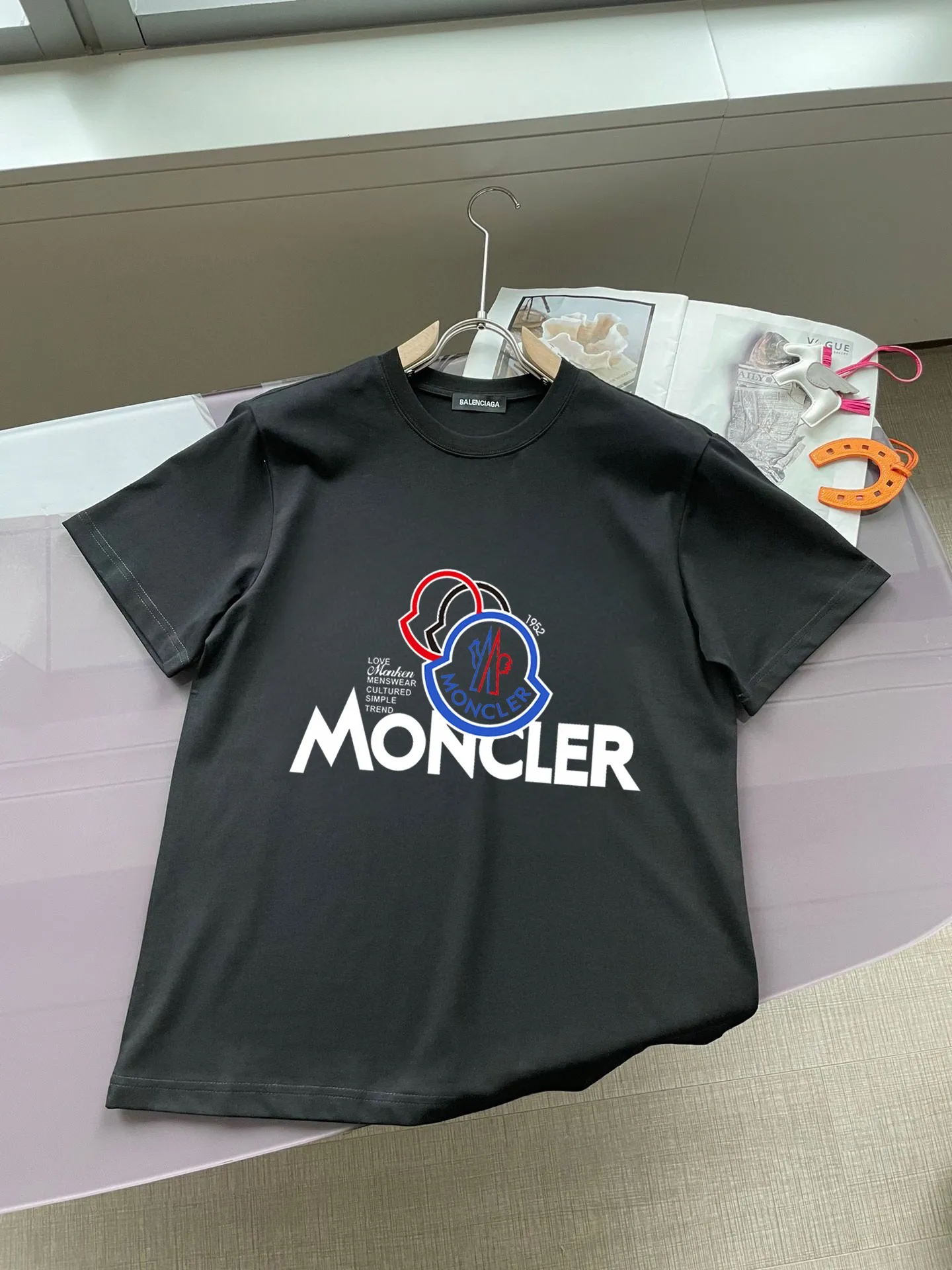 P280 Brand [MONCLER] 2025 new men’s short-sleeved shorts suit! Synchronous sales on the official website! High-end version on the market! It feels delicate and soft! Make you more comfortable to wear! The draped silhouette is awesome! Size: M-5XL (please state your height and weight when placing an order)