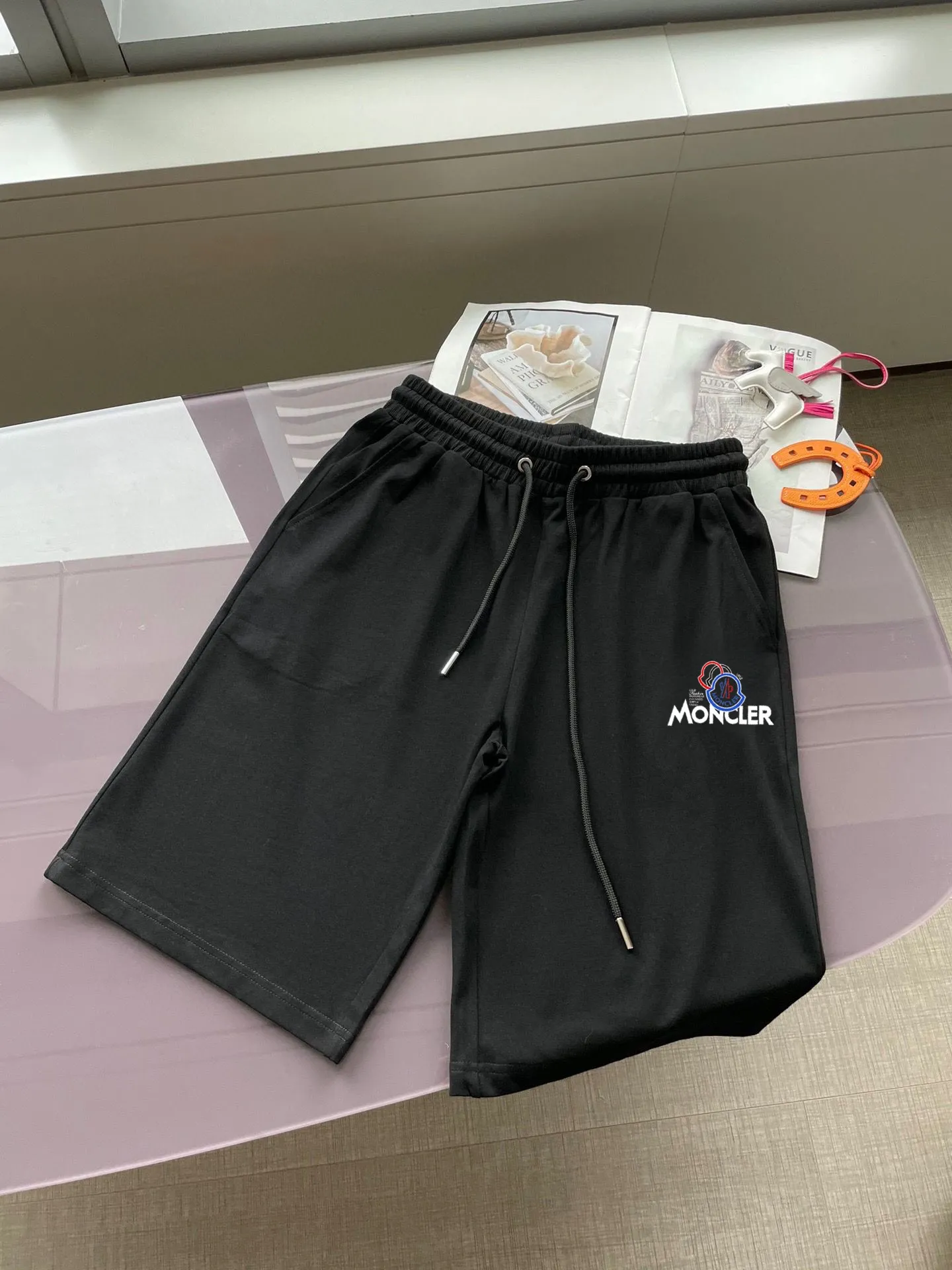 P280 Brand [MONCLER] 2025 new men’s short-sleeved shorts suit! Synchronous sales on the official website! High-end version on the market! It feels delicate and soft! Make you more comfortable to wear! The draped silhouette is awesome! Size: M-5XL (please state your height and weight when placing an order)