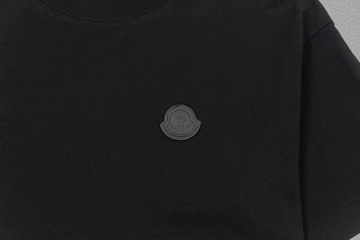P140 [MONCLER] 2025FW short-sleeved T-shirt, badge LOGO, high-end 26s double yarn 300g fabric, heavy fabric, custom stretch rib, same vat and dye, complete three standards, same style for men and women, color: black, white, size: S M L XL 2XL