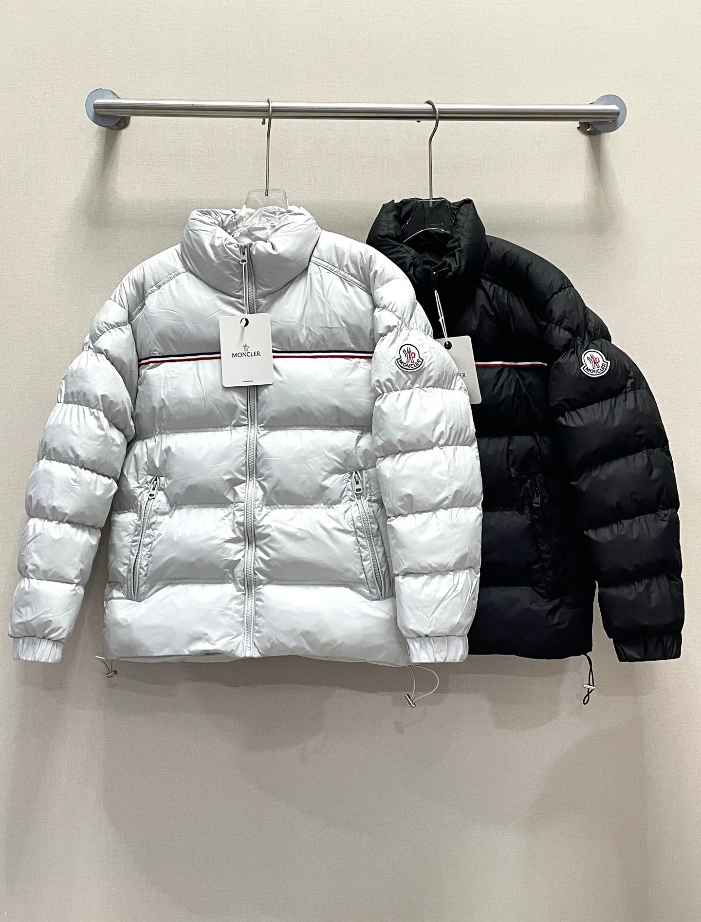 P340 Moncler/Moncler BOUVAQUE striped stand-up collar cotton jacket. Meng Mouth is getting bigger again. This new thick men’s cotton jacket with stand-up collar and hood is definitely the best item to wear in winter. The stand-up collar design is super aura, neat and capable. Whether it is a business occasion or a casual gathering, you can easily become the center of attention. Without the constraints of a hat, it looks more refreshing and stylish. Pairing it with a scarf can also unlock a variety of styles. Moreover, its thermal insulation performance is first-class, and its fluffy and thick filling can protect you thoughtfully even in cold weather. The fabric is high-quality, windproof and waterproof, and easy to care for. The classic black and white color scheme is simple and versatile. It can be worn with a sweater or a sweatshirt underneath, and with jeans or trousers on the bottom. You can't go wrong with it no matter how you wear it. If you want to enhance the quality of your winter outfit, this is the right choice!