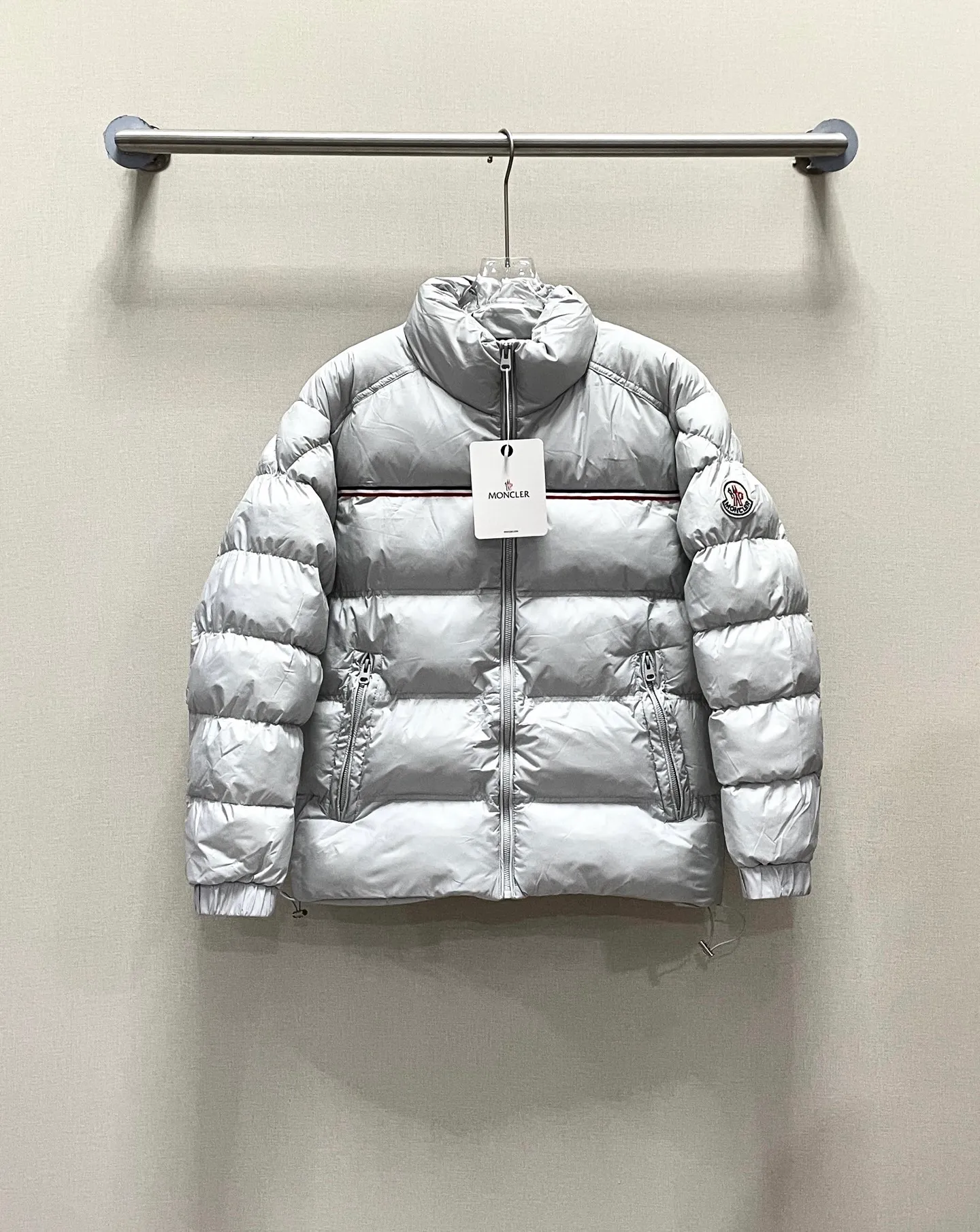 P340 Moncler/Moncler BOUVAQUE striped stand-up collar cotton jacket. Meng Mouth is getting bigger again. This new thick men’s cotton jacket with stand-up collar and hood is definitely the best item to wear in winter. The stand-up collar design is super aura, neat and capable. Whether it is a business occasion or a casual gathering, you can easily become the center of attention. Without the constraints of a hat, it looks more refreshing and stylish. Pairing it with a scarf can also unlock a variety of styles. Moreover, its thermal insulation performance is first-class, and its fluffy and thick filling can protect you thoughtfully even in cold weather. The fabric is high-quality, windproof and waterproof, and easy to care for. The classic black and white color scheme is simple and versatile. It can be worn with a sweater or a sweatshirt underneath, and with jeans or trousers on the bottom. You can't go wrong with it no matter how you wear it. If you want to enhance the quality of your winter outfit, this is the right choice!