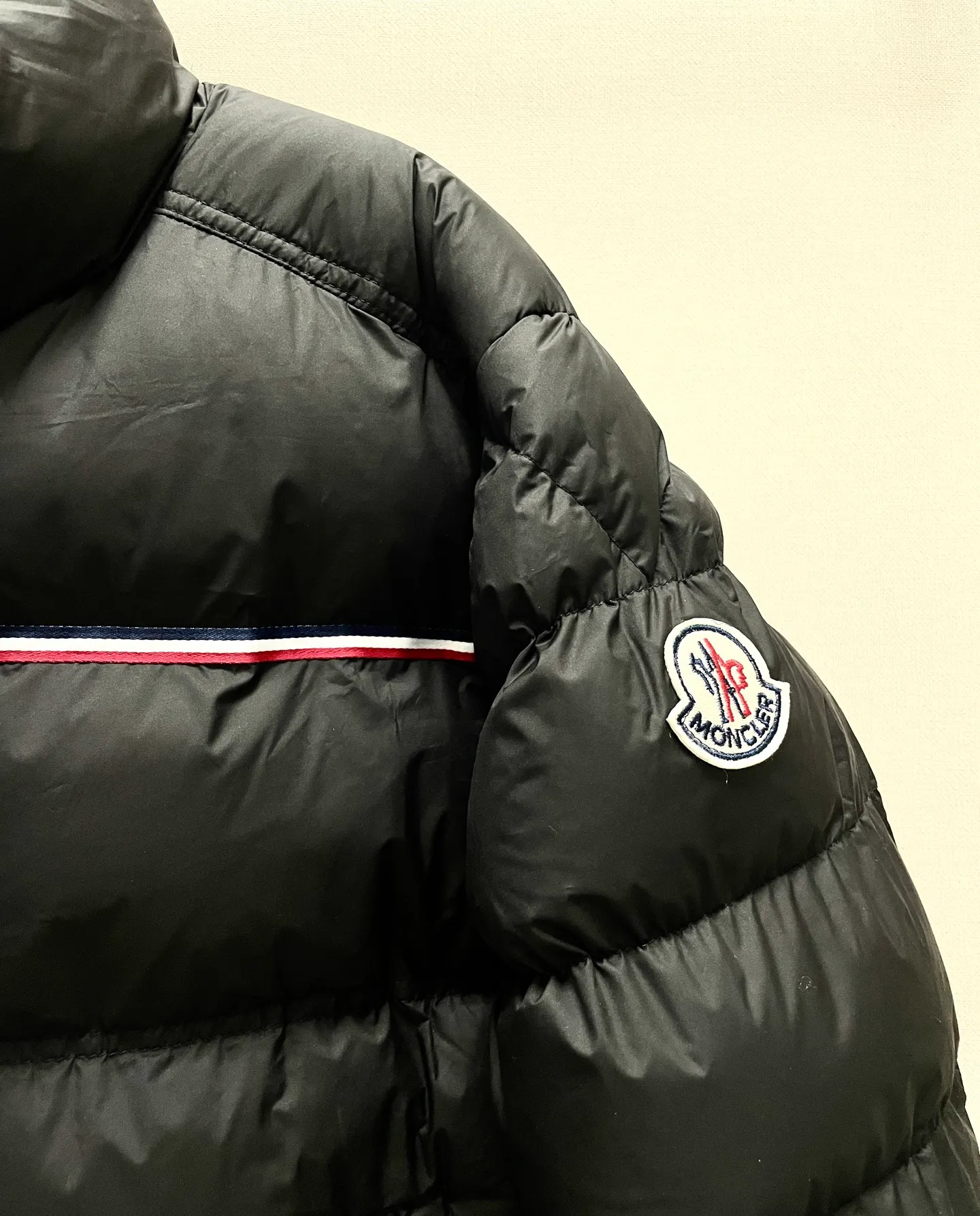 P340 Moncler/Moncler BOUVAQUE striped stand-up collar cotton jacket. Meng Mouth is getting bigger again. This new thick men’s cotton jacket with stand-up collar and hood is definitely the best item to wear in winter. The stand-up collar design is super aura, neat and capable. Whether it is a business occasion or a casual gathering, you can easily become the center of attention. Without the constraints of a hat, it looks more refreshing and stylish. Pairing it with a scarf can also unlock a variety of styles. Moreover, its thermal insulation performance is first-class, and its fluffy and thick filling can protect you thoughtfully even in cold weather. The fabric is high-quality, windproof and waterproof, and easy to care for. The classic black and white color scheme is simple and versatile. It can be worn with a sweater or a sweatshirt underneath, and with jeans or trousers on the bottom. You can't go wrong with it no matter how you wear it. If you want to enhance the quality of your winter outfit, this is the right choice!