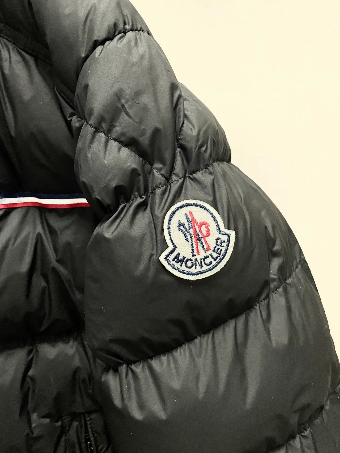 P340 Moncler/Moncler BOUVAQUE striped stand-up collar cotton jacket. Meng Mouth is getting bigger again. This new thick men’s cotton jacket with stand-up collar and hood is definitely the best item to wear in winter. The stand-up collar design is super aura, neat and capable. Whether it is a business occasion or a casual gathering, you can easily become the center of attention. Without the constraints of a hat, it looks more refreshing and stylish. Pairing it with a scarf can also unlock a variety of styles. Moreover, its thermal insulation performance is first-class, and its fluffy and thick filling can protect you thoughtfully even in cold weather. The fabric is high-quality, windproof and waterproof, and easy to care for. The classic black and white color scheme is simple and versatile. It can be worn with a sweater or a sweatshirt underneath, and with jeans or trousers on the bottom. You can't go wrong with it no matter how you wear it. If you want to enhance the quality of your winter outfit, this is the right choice!