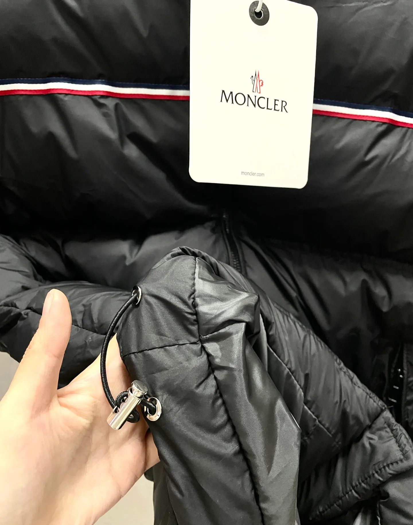 P340 Moncler/Moncler BOUVAQUE striped stand-up collar cotton jacket. Meng Mouth is getting bigger again. This new thick men’s cotton jacket with stand-up collar and hood is definitely the best item to wear in winter. The stand-up collar design is super aura, neat and capable. Whether it is a business occasion or a casual gathering, you can easily become the center of attention. Without the constraints of a hat, it looks more refreshing and stylish. Pairing it with a scarf can also unlock a variety of styles. Moreover, its thermal insulation performance is first-class, and its fluffy and thick filling can protect you thoughtfully even in cold weather. The fabric is high-quality, windproof and waterproof, and easy to care for. The classic black and white color scheme is simple and versatile. It can be worn with a sweater or a sweatshirt underneath, and with jeans or trousers on the bottom. You can't go wrong with it no matter how you wear it. If you want to enhance the quality of your winter outfit, this is the right choice!
