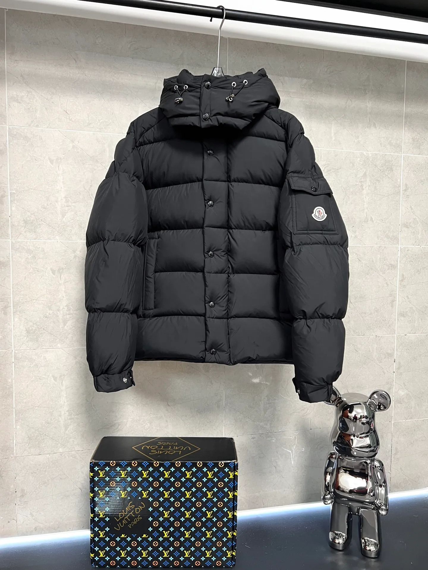 P800 Moncler matte Maya short down jacket. This short parka down jacket is made of longueSaion fabric. The garment is full of functional details to ensure warmth and care. Features removable hood, zip pockets, adjustable cuffs, and snap-zip flap fly. Logo embellished sleeves. It adds a unique touch to the overall shape and significantly improves the protective performance. Color: Black White Pink Pearl White Size: 12345
