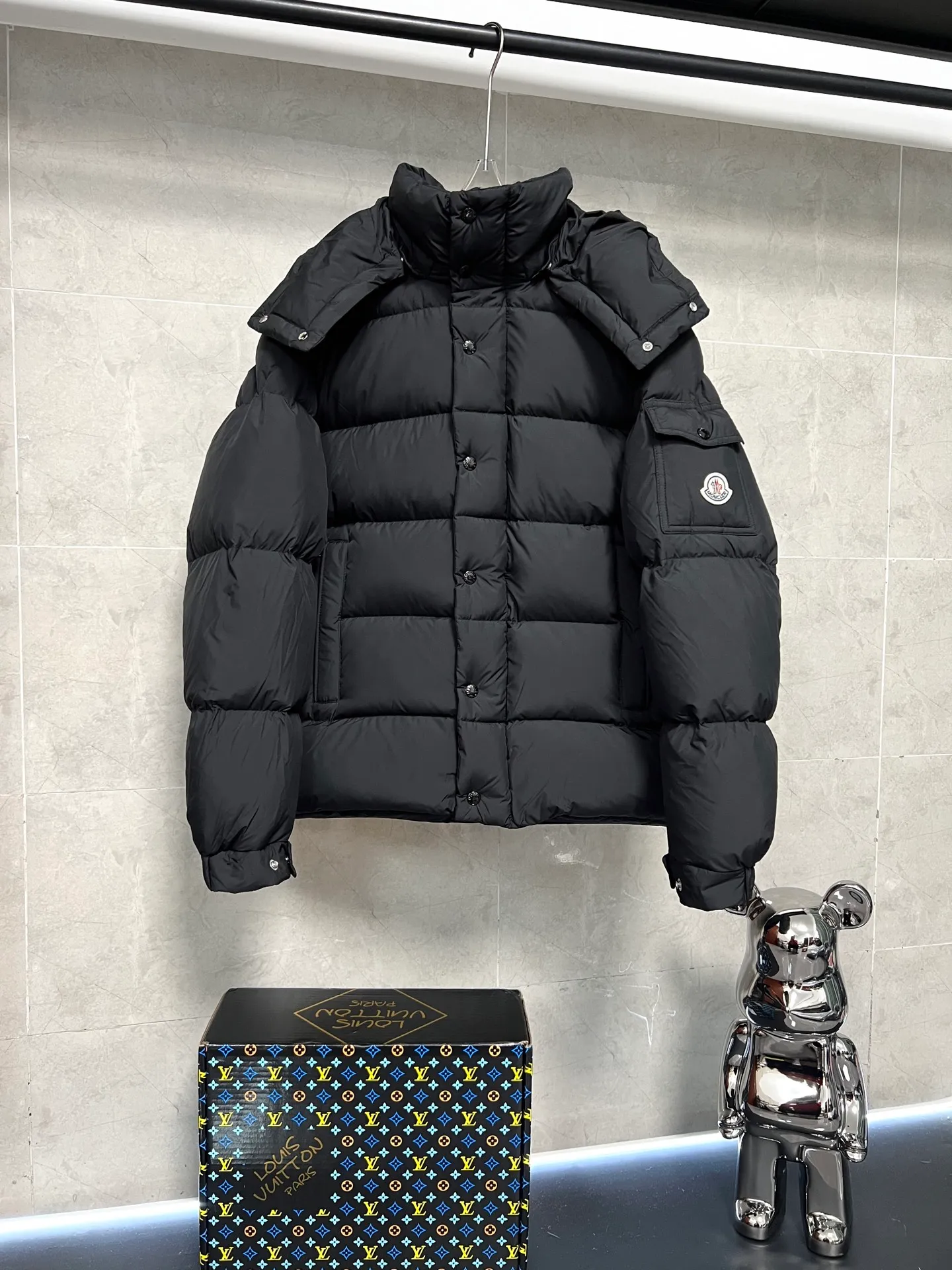 P800 Moncler matte Maya short down jacket. This short parka down jacket is made of longueSaion fabric. The garment is full of functional details to ensure warmth and care. Features removable hood, zip pockets, adjustable cuffs, and snap-zip flap fly. Logo embellished sleeves. It adds a unique touch to the overall shape and significantly improves the protective performance. Color: Black White Pink Pearl White Size: 12345