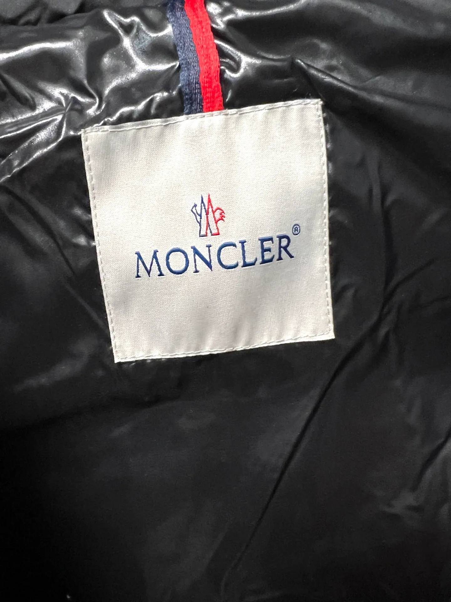 P800 Moncler matte Maya short down jacket. This short parka down jacket is made of longueSaion fabric. The garment is full of functional details to ensure warmth and care. Features removable hood, zip pockets, adjustable cuffs, and snap-zip flap fly. Logo embellished sleeves. It adds a unique touch to the overall shape and significantly improves the protective performance. Color: Black White Pink Pearl White Size: 12345