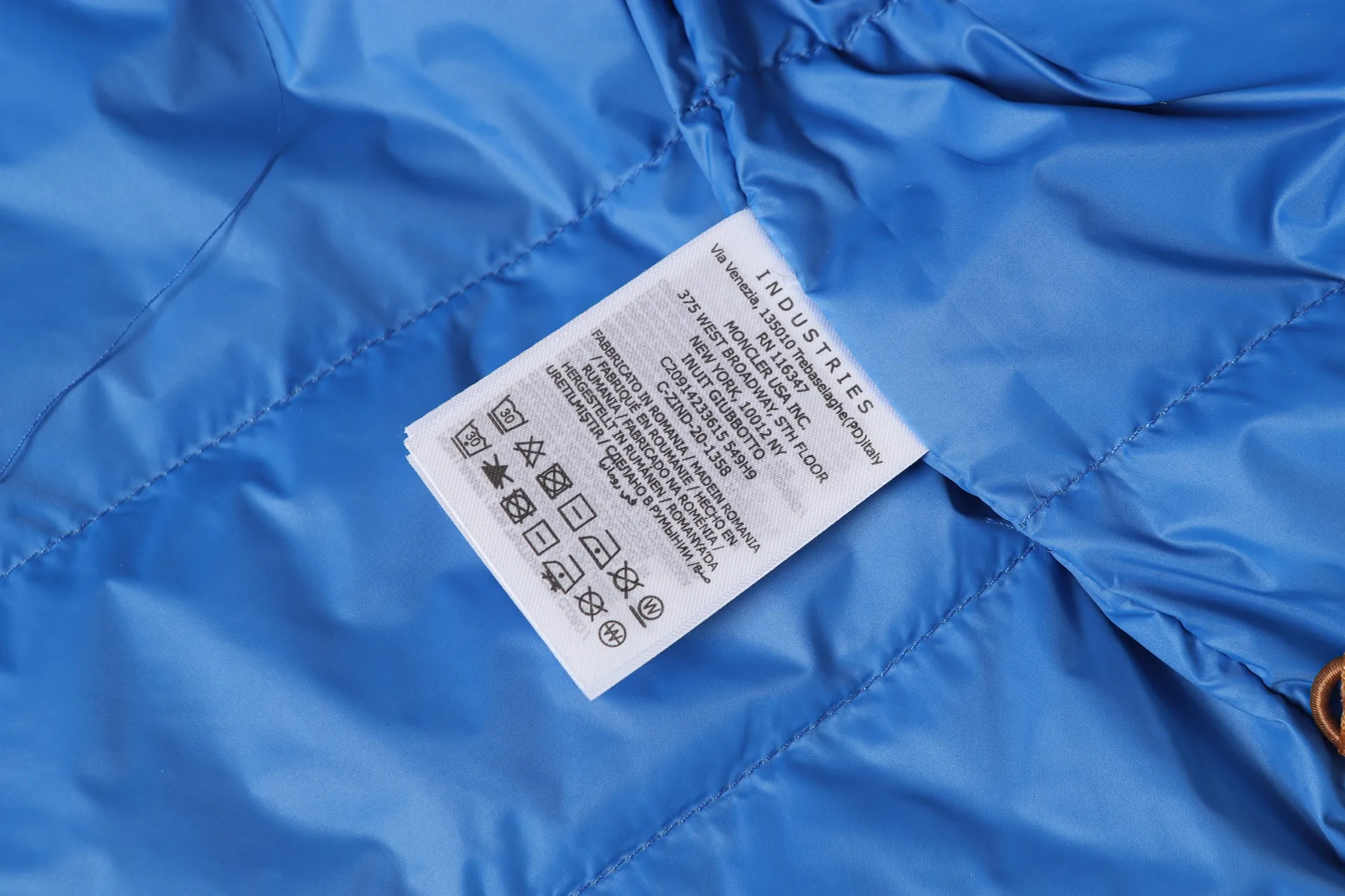 P770 Moncler Epine muzzled short stand collar jacket down jacket. Original replacement fabric. The contrasting color design is really stunning. The Epine men's short down jacket is a daily essential item with a streamlined appearance and protective materials.  Focus Epine short down jacket is durable and lightweight. This short down jacket features hidden quilting for warmth while creating a fluid silhouette. Stylish yet practical, this thermal jacket can be worn from the city to the great outdoors. Details •Made with micro soft •Longue saison lining •Down filling •Zip closure •Zipper pocket •Adjustable cuffs •Drawstring adjustable hem Size: 1-5