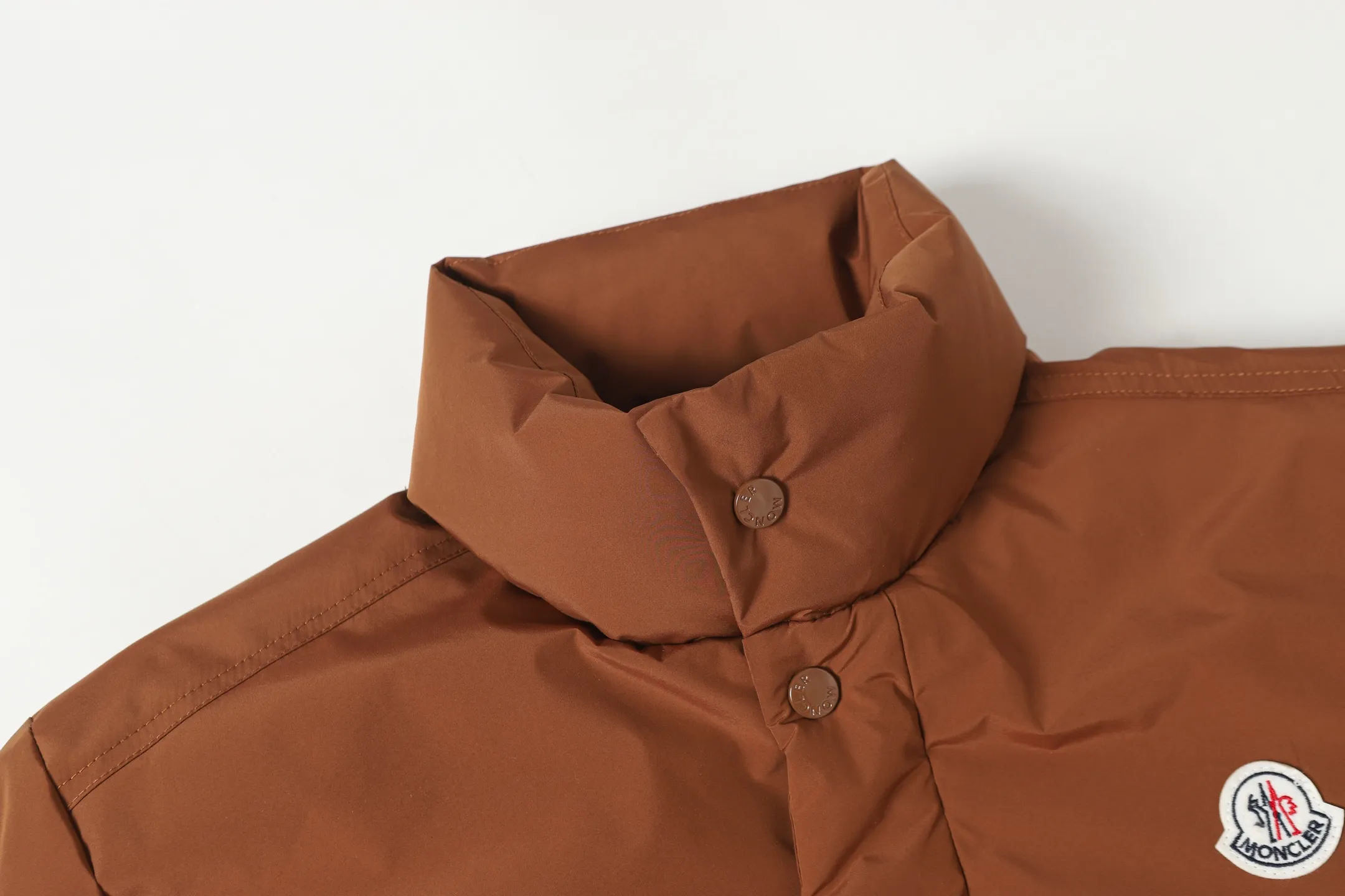 P770 Moncler Epine muzzled short stand collar jacket down jacket. Original replacement fabric. The contrasting color design is really stunning. The Epine men's short down jacket is a daily essential item with a streamlined appearance and protective materials.  Focus Epine short down jacket is durable and lightweight. This short down jacket features hidden quilting for warmth while creating a fluid silhouette. Stylish yet practical, this thermal jacket can be worn from the city to the great outdoors. Details •Made with micro soft •Longue saison lining •Down filling •Zip closure •Zipper pocket •Adjustable cuffs •Drawstring adjustable hem Size: 1-5