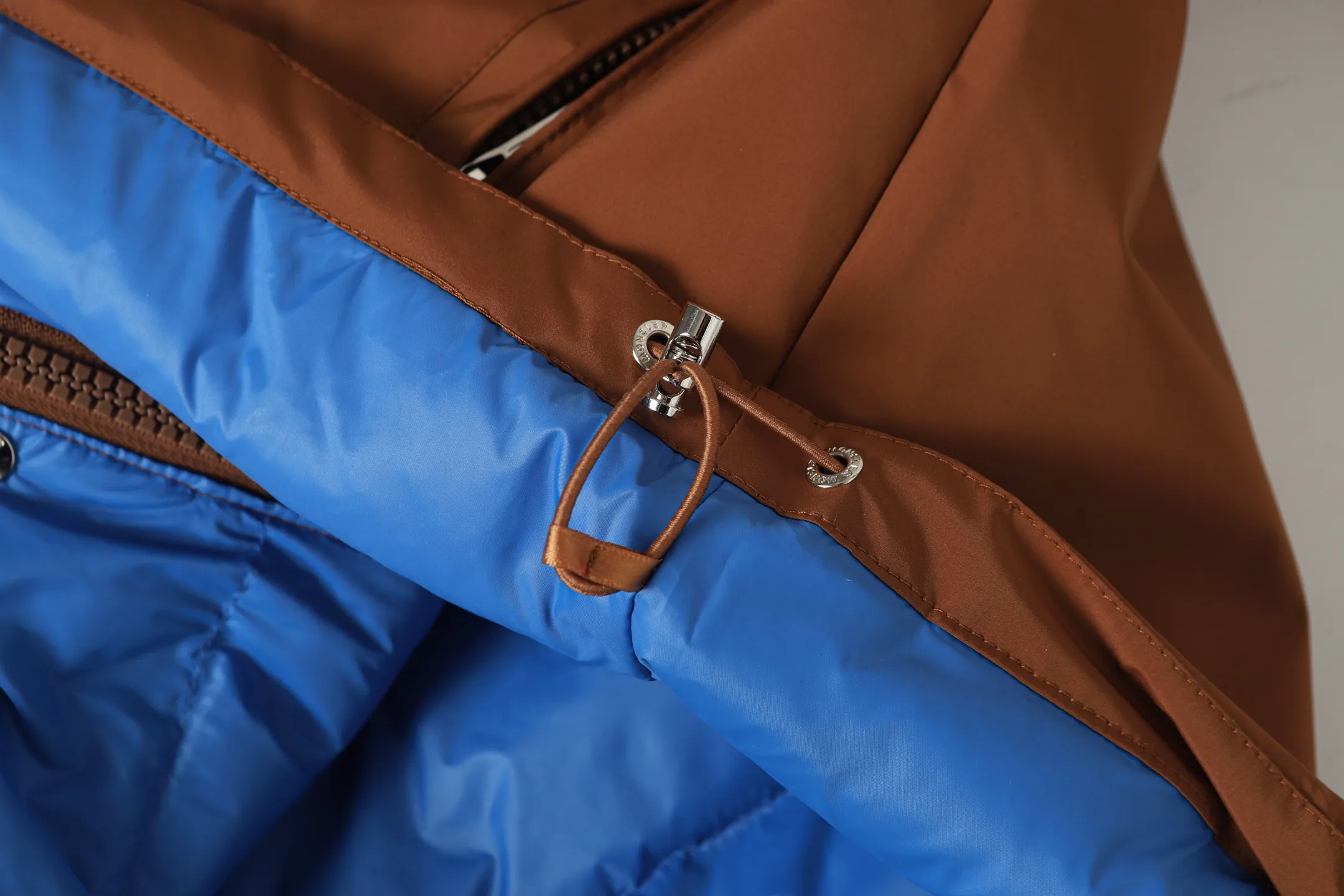 P770 Moncler Epine muzzled short stand collar jacket down jacket. Original replacement fabric. The contrasting color design is really stunning. The Epine men's short down jacket is a daily essential item with a streamlined appearance and protective materials.  Focus Epine short down jacket is durable and lightweight. This short down jacket features hidden quilting for warmth while creating a fluid silhouette. Stylish yet practical, this thermal jacket can be worn from the city to the great outdoors. Details •Made with micro soft •Longue saison lining •Down filling •Zip closure •Zipper pocket •Adjustable cuffs •Drawstring adjustable hem Size: 1-5