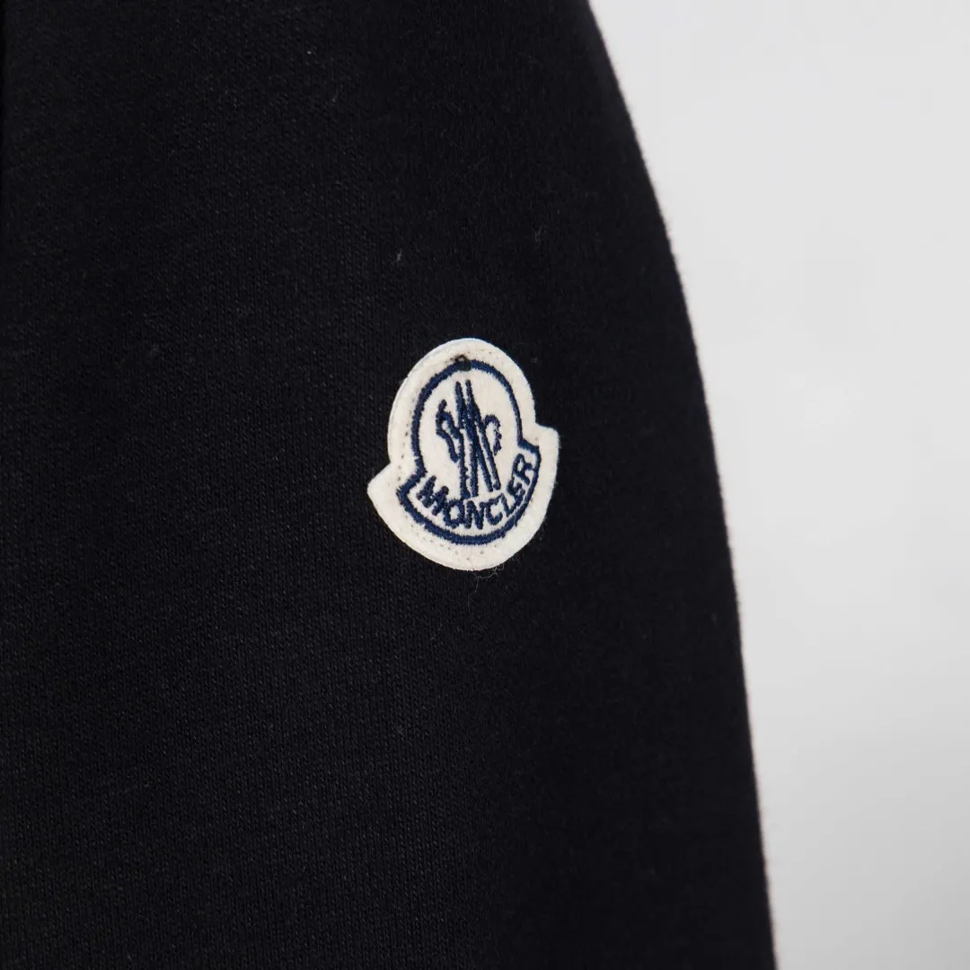 P390 zp version [Exclusive supply] MONCLER Mouth Embroidery Printed Lapel Sweater Fabric: Made of 380g brushed sweatshirt terry, the fabric is brushed to make the surface feel softer and smoother. The thread is matched with 1*1 double yarn thread. Craftsmanship: The embroidery uses flat lines and is embellished with brand embroidered letters. The armband is made of sheepskin composite embroidery technology. Technology: The lower part of the sleeve is printed with artificial glue and ultra-fine film screen. This sweatshirt is made of cotton fleece fabric and is an everyday basic item in the Monclerx FRGMT co-creation series. Moncler Genius design piece with logo embroidery. Wear with matching bottoms for a complete look. Collar made of cotton fleece fabric Half-zip closure Logo printing and embroidery details Accessories: Customized 1:1 washed logo Accessories: Customized 1:1 embroidered armbands Craftsmanship: Customized 1:1 three-dimensional embroidery Craftsmanship: Customized 1:1 printing crafts Color: Black Size: S M L XL Number: XS10208