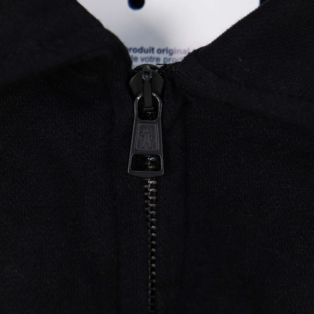 P390 zp version [Exclusive supply] MONCLER Mouth Embroidery Printed Lapel Sweater Fabric: Made of 380g brushed sweatshirt terry, the fabric is brushed to make the surface feel softer and smoother. The thread is matched with 1*1 double yarn thread. Craftsmanship: The embroidery uses flat lines and is embellished with brand embroidered letters. The armband is made of sheepskin composite embroidery technology. Technology: The lower part of the sleeve is printed with artificial glue and ultra-fine film screen. This sweatshirt is made of cotton fleece fabric and is an everyday basic item in the Monclerx FRGMT co-creation series. Moncler Genius design piece with logo embroidery. Wear with matching bottoms for a complete look. Collar made of cotton fleece fabric Half-zip closure Logo printing and embroidery details Accessories: Customized 1:1 washed logo Accessories: Customized 1:1 embroidered armbands Craftsmanship: Customized 1:1 three-dimensional embroidery Craftsmanship: Customized 1:1 printing crafts Color: Black Size: S M L XL Number: XS10208
