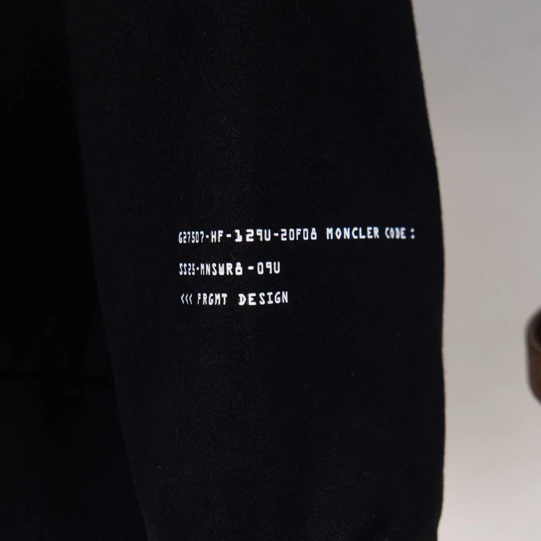 P390 zp version [Exclusive supply] MONCLER Mouth Embroidery Printed Lapel Sweater Fabric: Made of 380g brushed sweatshirt terry, the fabric is brushed to make the surface feel softer and smoother. The thread is matched with 1*1 double yarn thread. Craftsmanship: The embroidery uses flat lines and is embellished with brand embroidered letters. The armband is made of sheepskin composite embroidery technology. Technology: The lower part of the sleeve is printed with artificial glue and ultra-fine film screen. This sweatshirt is made of cotton fleece fabric and is an everyday basic item in the Monclerx FRGMT co-creation series. Moncler Genius design piece with logo embroidery. Wear with matching bottoms for a complete look. Collar made of cotton fleece fabric Half-zip closure Logo printing and embroidery details Accessories: Customized 1:1 washed logo Accessories: Customized 1:1 embroidered armbands Craftsmanship: Customized 1:1 three-dimensional embroidery Craftsmanship: Customized 1:1 printing crafts Color: Black Size: S M L XL Number: XS10208