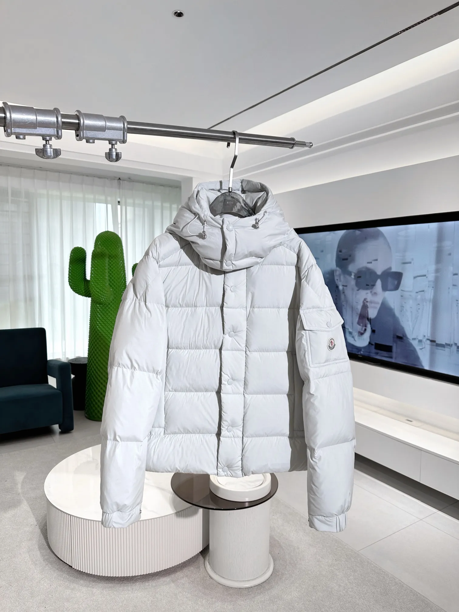 P780 Mouth Cover | 24FW New Product Vezere/ Matte Matte Maya Couple's Down Jacket Size 1-2-3-4 Same style for men and women Available in stock The long-awaited limited edition‼ ️The next popular color, "Pearl Grey", this Vezere short down jacket is a basic warm item that highlights Moncler's style characteristics. The Vezere down jacket is made from longue saison fabric, which is both lightweight and warm. This short down jacket features a hood that can be easily removed depending on the weather. The jacket's silhouette and sleeve patch pockets pay homage to the iconic Moncler Maya down jacket. Filled with 90% white goose down in longue saison fabric, Nylon léger brillant lining, removable and adjustable hood, zip and snap fastening, zip pockets, patch pockets on sleeves, adjustable cuffs, drawstring hem.