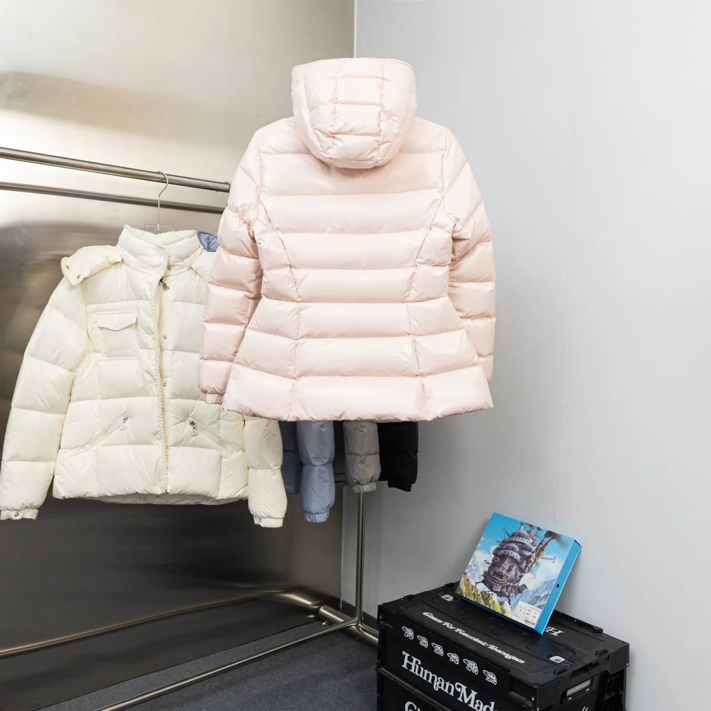 P800 2025 new autumn and winter style 🆕Moncler Meng Mouth Barante women's short hooded down and waisted jacket, huge slim waisted down jacket, using nylon oil-wax leather micro-wrinkling technology to make the whole dress show a high-end effect while being fashionable and easy to take care of. The detailed hardware is a new model with the same color and simple upper body, clean, slimming, age-reducing, fashionable, not bloated and warm. Color: cherry blossom pink, cream white, cool black