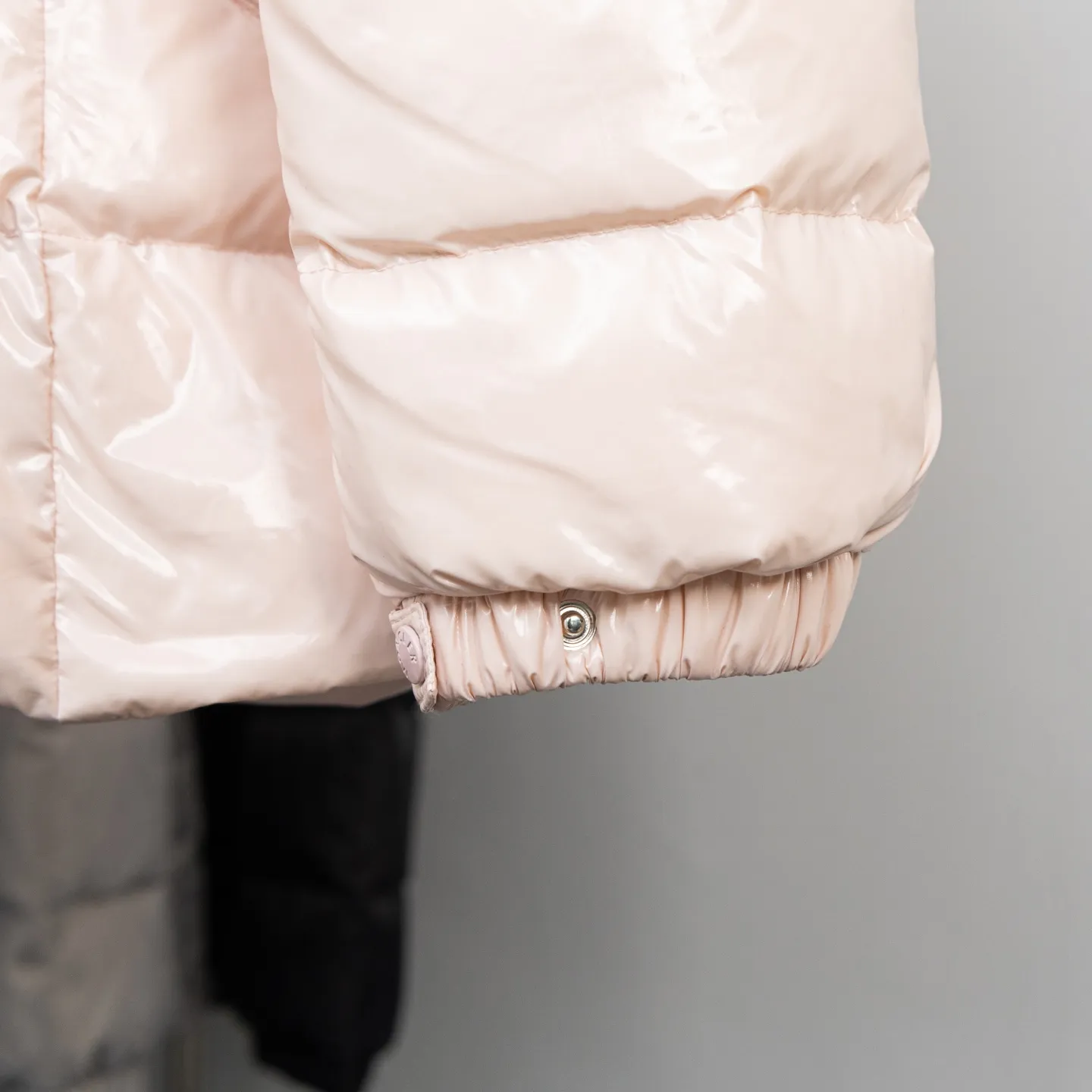 P800 2025 new autumn and winter style 🆕Moncler Meng Mouth Barante women's short hooded down and waisted jacket, huge slim waisted down jacket, using nylon oil-wax leather micro-wrinkling technology to make the whole dress show a high-end effect while being fashionable and easy to take care of. The detailed hardware is a new model with the same color and simple upper body, clean, slimming, age-reducing, fashionable, not bloated and warm. Color: cherry blossom pink, cream white, cool black