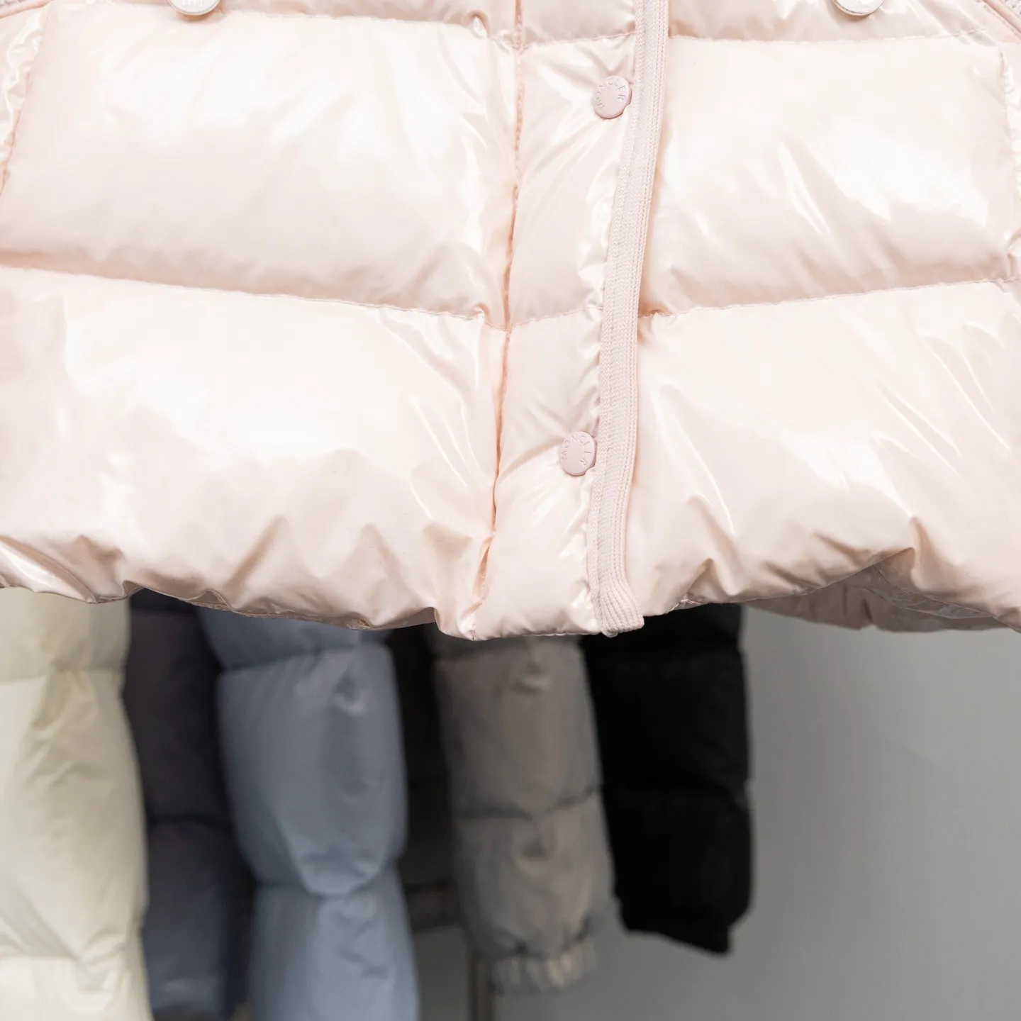 P800 2025 new autumn and winter style 🆕Moncler Meng Mouth Barante women's short hooded down and waisted jacket, huge slim waisted down jacket, using nylon oil-wax leather micro-wrinkling technology to make the whole dress show a high-end effect while being fashionable and easy to take care of. The detailed hardware is a new model with the same color and simple upper body, clean, slimming, age-reducing, fashionable, not bloated and warm. Color: cherry blossom pink, cream white, cool black