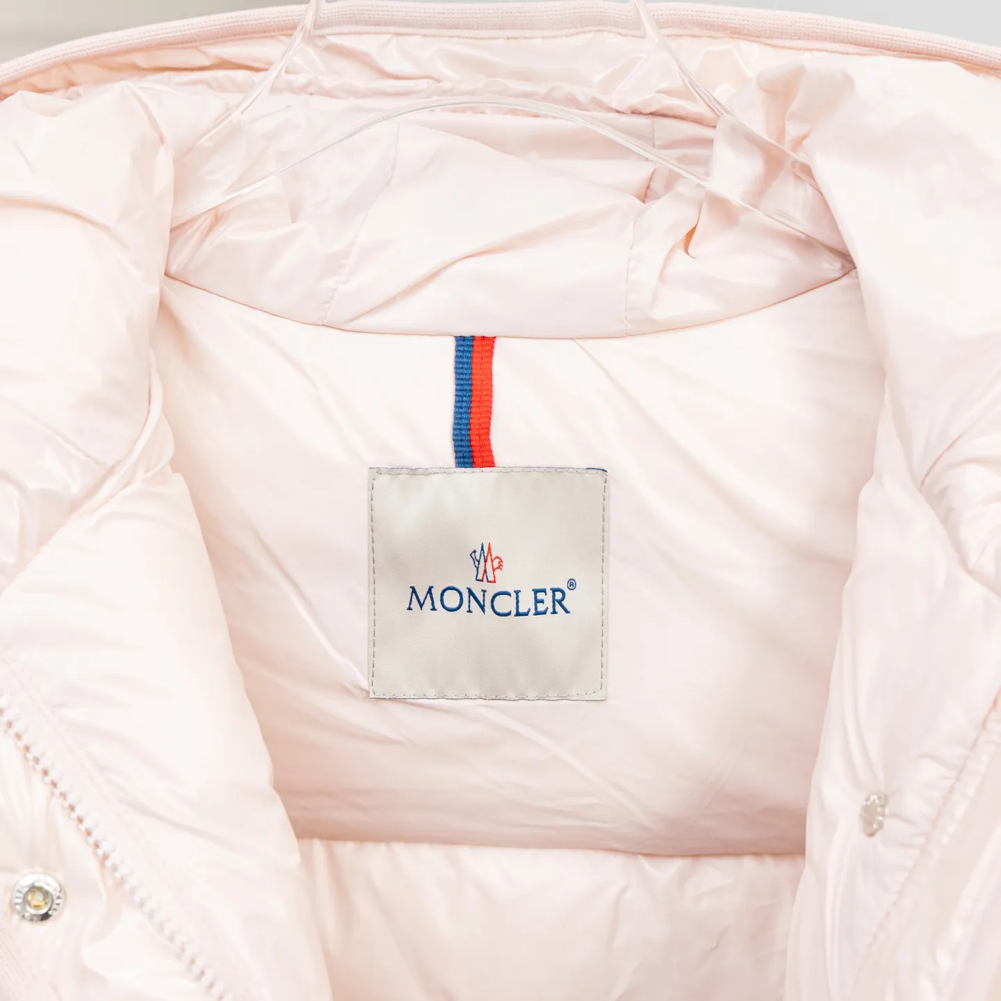 P800 2025 new autumn and winter style 🆕Moncler Meng Mouth Barante women's short hooded down and waisted jacket, huge slim waisted down jacket, using nylon oil-wax leather micro-wrinkling technology to make the whole dress show a high-end effect while being fashionable and easy to take care of. The detailed hardware is a new model with the same color and simple upper body, clean, slimming, age-reducing, fashionable, not bloated and warm. Color: cherry blossom pink, cream white, cool black