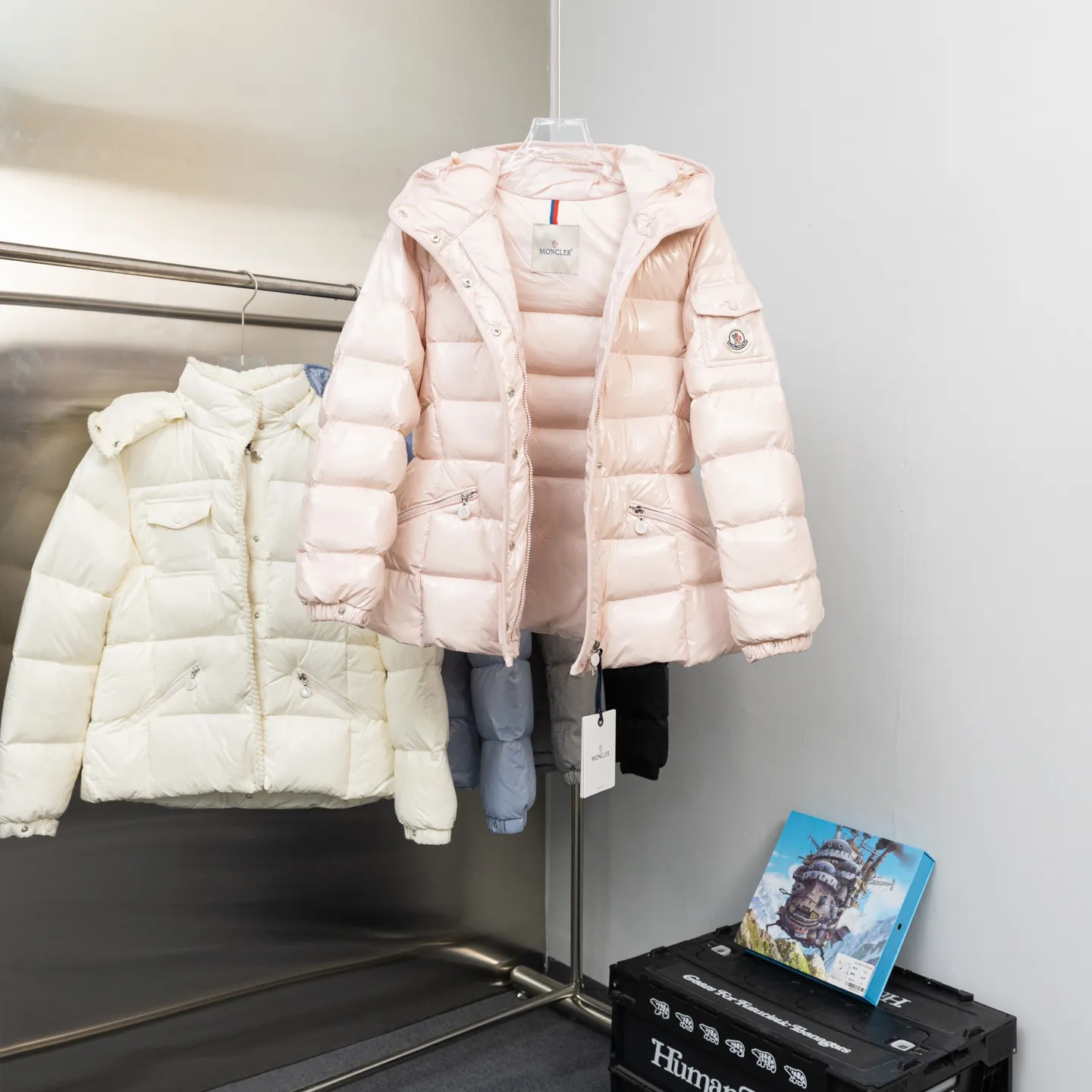 P800 2025 new autumn and winter style 🆕Moncler Meng Mouth Barante women's short hooded down and waisted jacket, huge slim waisted down jacket, using nylon oil-wax leather micro-wrinkling technology to make the whole dress show a high-end effect while being fashionable and easy to take care of. The detailed hardware is a new model with the same color and simple upper body, clean, slimming, age-reducing, fashionable, not bloated and warm. Color: cherry blossom pink, cream white, cool black