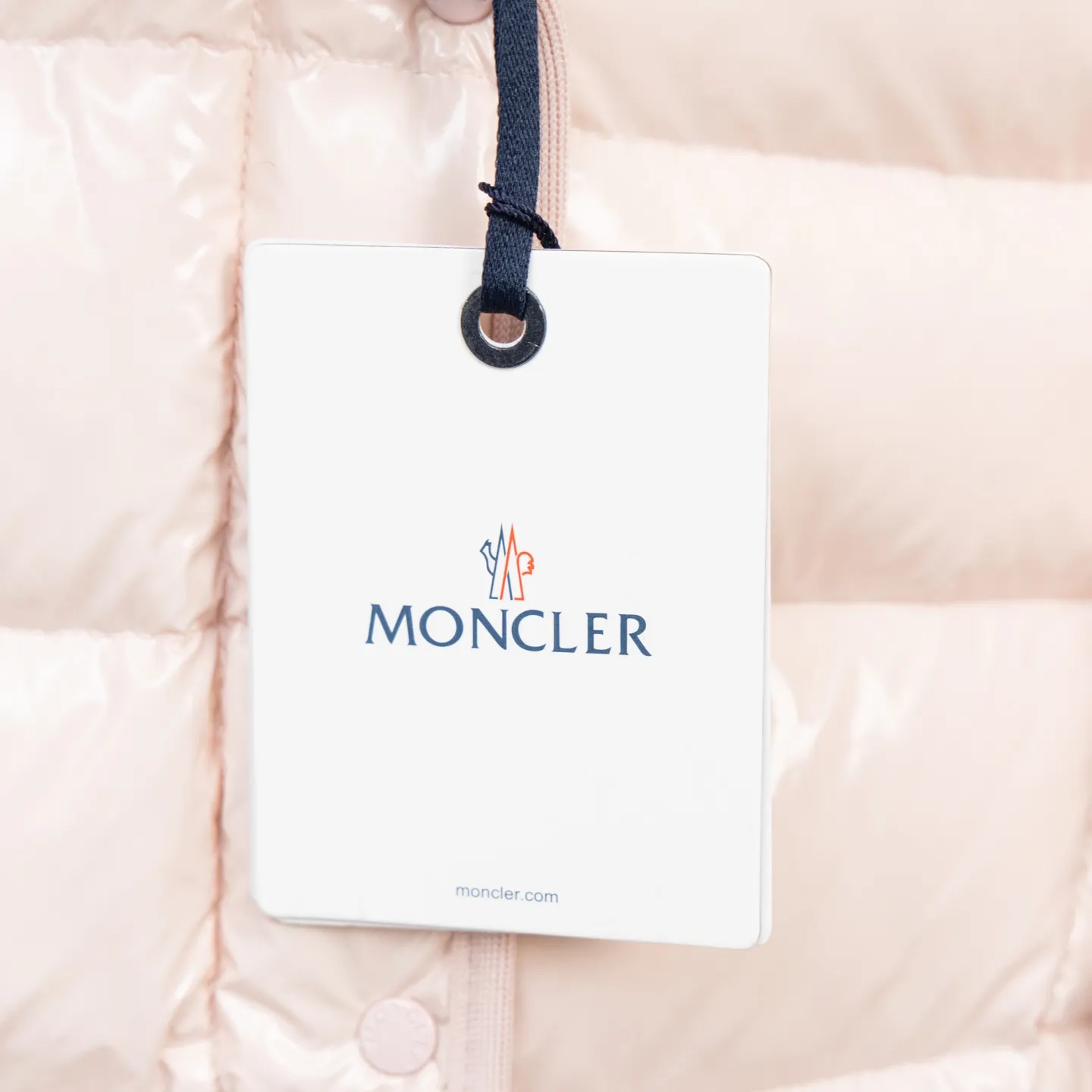 P800 2025 new autumn and winter style 🆕Moncler Meng Mouth Barante women's short hooded down and waisted jacket, huge slim waisted down jacket, using nylon oil-wax leather micro-wrinkling technology to make the whole dress show a high-end effect while being fashionable and easy to take care of. The detailed hardware is a new model with the same color and simple upper body, clean, slimming, age-reducing, fashionable, not bloated and warm. Color: cherry blossom pink, cream white, cool black