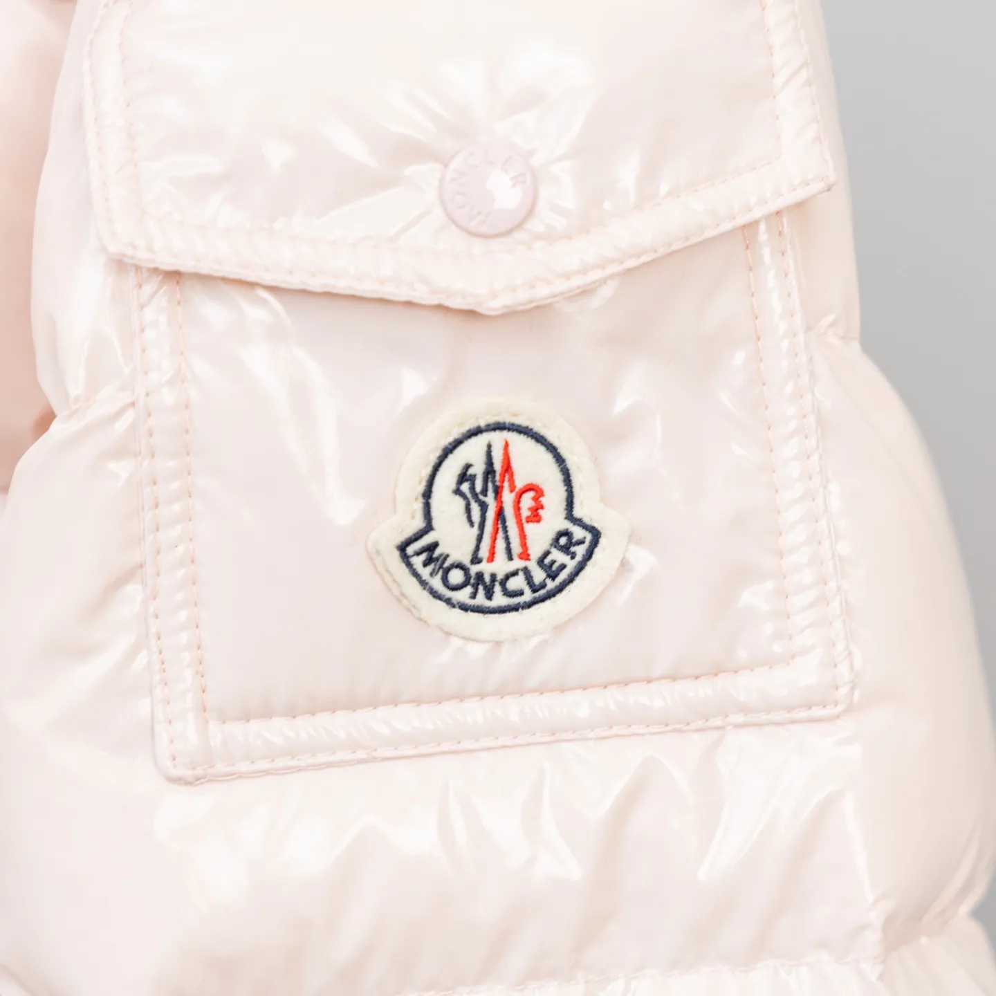 P800 2025 new autumn and winter style 🆕Moncler Meng Mouth Barante women's short hooded down and waisted jacket, huge slim waisted down jacket, using nylon oil-wax leather micro-wrinkling technology to make the whole dress show a high-end effect while being fashionable and easy to take care of. The detailed hardware is a new model with the same color and simple upper body, clean, slimming, age-reducing, fashionable, not bloated and warm. Color: cherry blossom pink, cream white, cool black