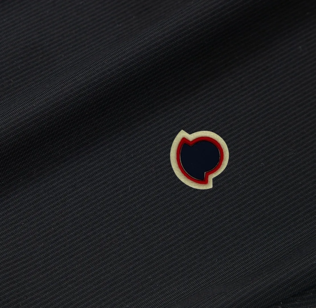 P230 Moncler spring and summer new model, two-color high-quality thin sports and leisure ice silk pants. Smooth, comfortable, anti-wrinkle and traceless pants. 🗯Soft texture, slightly elastic to the touch, cool ice silk pants. Waist elastic band, fashionable version design. 🗯 Neat and neat wiring, suitable for both sports and leisure! It can be easily controlled by all body types. Two classic colors are available. 🗯New summer product. Versatile and easy to match. The upper body is very simple, handsome and stylish. It can be easily controlled by men and women. Color: Black Gray Size: S-XL