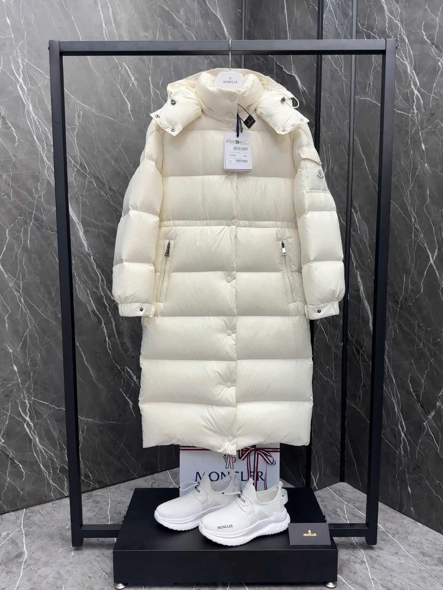 P800 Special Down ⬆️Moncler Cavettaz Long Women's Down Jacket Jacket. 480g duck down filling ❗️❗️❗️A walking duvet. Kill all low-end duck down shriveled versions. High-end exclusive. Dedicated to high-demand fairies with obsessive-compulsive disorder. The Cavettaz women's long down jacket is made of iconic nylon laqué fabric and is designed to cope with various environments.  The Cavettaz down jacket features a classic shape and checkered quilting for a simple yet distinct aesthetic. This long piece is made from nylon laqué fabric, giving it the instantly recognizable signature of the brand. Details Made of nylon laqué Nylon laqué lining Filled with down Removable hood Zipper and snap closure Zippered pockets Adjustable cuffs Elastic waist and hem Size : 123 Fairy Off-White