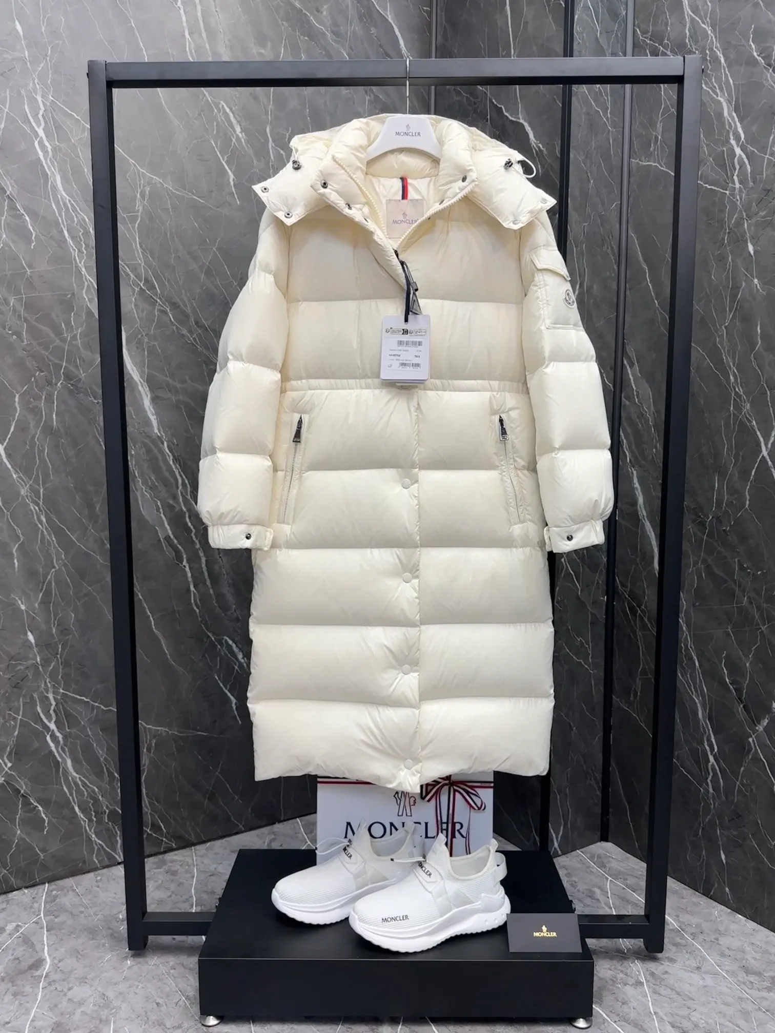 P800 Special Down ⬆️Moncler Cavettaz Long Women's Down Jacket Jacket. 480g duck down filling ❗️❗️❗️A walking duvet. Kill all low-end duck down shriveled versions. High-end exclusive. Dedicated to high-demand fairies with obsessive-compulsive disorder. The Cavettaz women's long down jacket is made of iconic nylon laqué fabric and is designed to cope with various environments.  The Cavettaz down jacket features a classic shape and checkered quilting for a simple yet distinct aesthetic. This long piece is made from nylon laqué fabric, giving it the instantly recognizable signature of the brand. Details Made of nylon laqué Nylon laqué lining Filled with down Removable hood Zipper and snap closure Zippered pockets Adjustable cuffs Elastic waist and hem Size : 123 Fairy Off-White