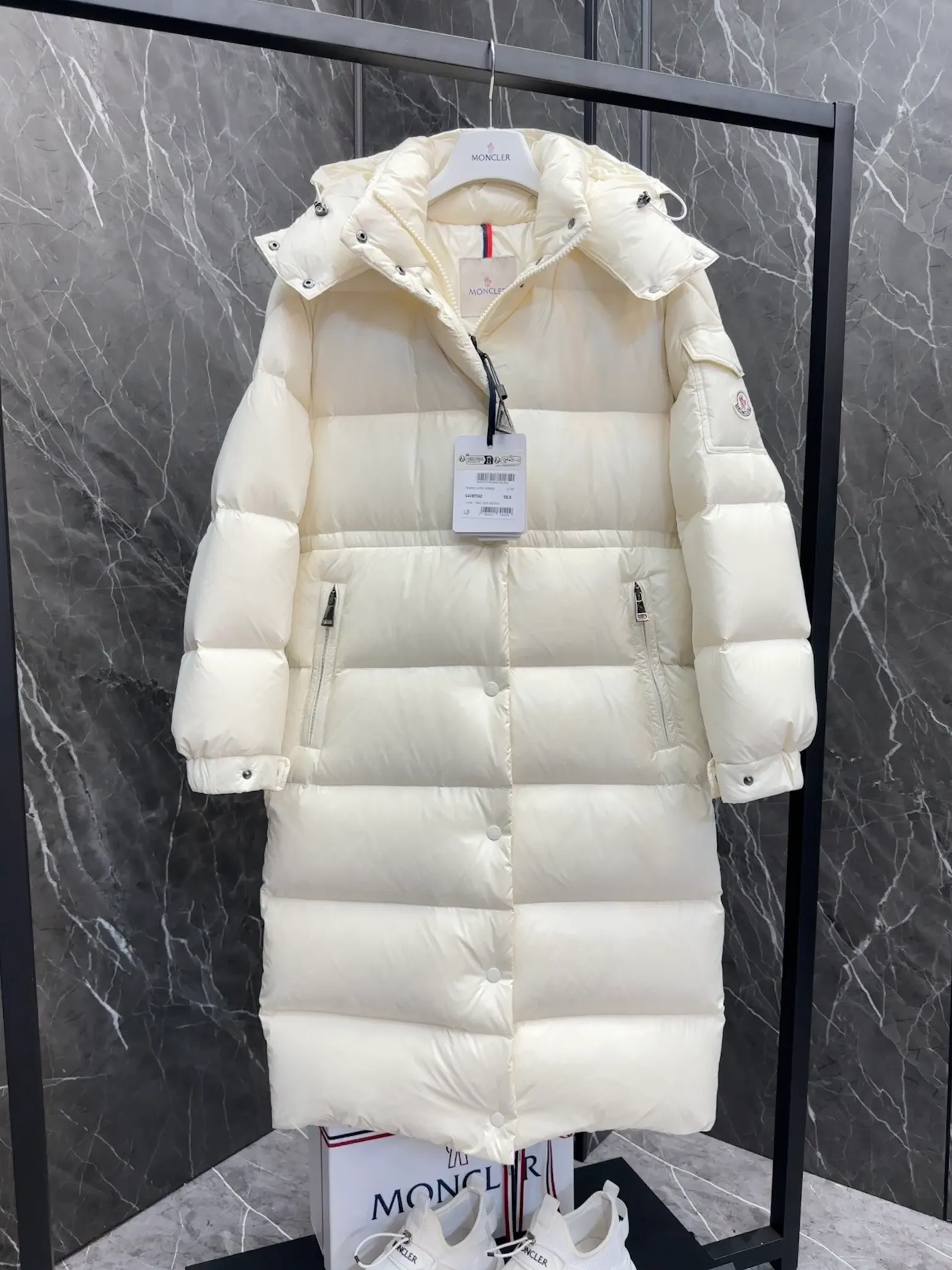 P800 Special Down ⬆️Moncler Cavettaz Long Women's Down Jacket Jacket. 480g duck down filling ❗️❗️❗️A walking duvet. Kill all low-end duck down shriveled versions. High-end exclusive. Dedicated to high-demand fairies with obsessive-compulsive disorder. The Cavettaz women's long down jacket is made of iconic nylon laqué fabric and is designed to cope with various environments.  The Cavettaz down jacket features a classic shape and checkered quilting for a simple yet distinct aesthetic. This long piece is made from nylon laqué fabric, giving it the instantly recognizable signature of the brand. Details Made of nylon laqué Nylon laqué lining Filled with down Removable hood Zipper and snap closure Zippered pockets Adjustable cuffs Elastic waist and hem Size : 123 Fairy Off-White