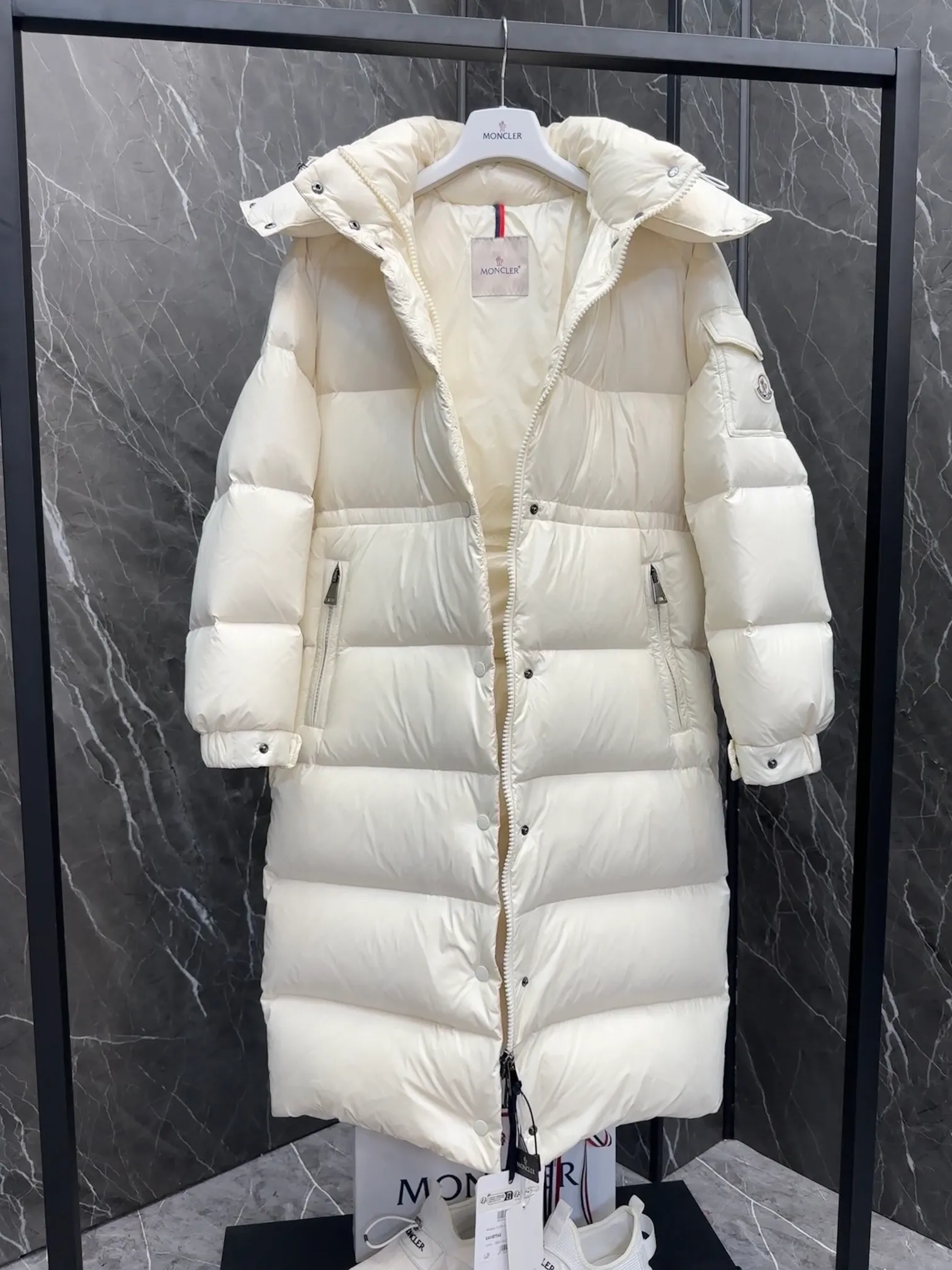 P800 Special Down ⬆️Moncler Cavettaz Long Women's Down Jacket Jacket. 480g duck down filling ❗️❗️❗️A walking duvet. Kill all low-end duck down shriveled versions. High-end exclusive. Dedicated to high-demand fairies with obsessive-compulsive disorder. The Cavettaz women's long down jacket is made of iconic nylon laqué fabric and is designed to cope with various environments.  The Cavettaz down jacket features a classic shape and checkered quilting for a simple yet distinct aesthetic. This long piece is made from nylon laqué fabric, giving it the instantly recognizable signature of the brand. Details Made of nylon laqué Nylon laqué lining Filled with down Removable hood Zipper and snap closure Zippered pockets Adjustable cuffs Elastic waist and hem Size : 123 Fairy Off-White
