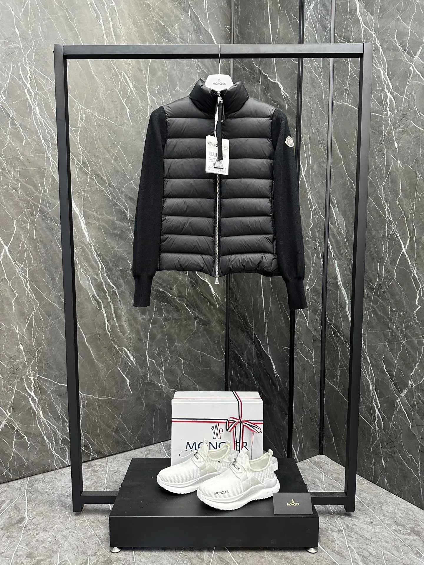 P640 Moncler｜Moncler Mouth Thin Knitted Spliced ​​Stand Collar｜Down Jacket Color: White, Black, Size: S, M, L, Winter inner wear!!! Several sweaters with down are released at this time of year. In fact, the evergreen style of sweaters and down is a basic style. It can be worn alone or layered, which will give it a more layered look!!! The front is down, and the back and two sleeves are made of wool blended fabrics. The soft and delicate knitted feel is not irritating at all! The texture is amazing, the velvet is large, delicate and stemless, and full of fluffiness! It has enough filling, and its thermal insulation performance is not to mention!!! It is windproof and warm, eliminating any possibility of velvet running. It feels silky and smooth, and has very good stiffness. The upper body will not look bloated. It is an evergreen model with a spliced ​​design!