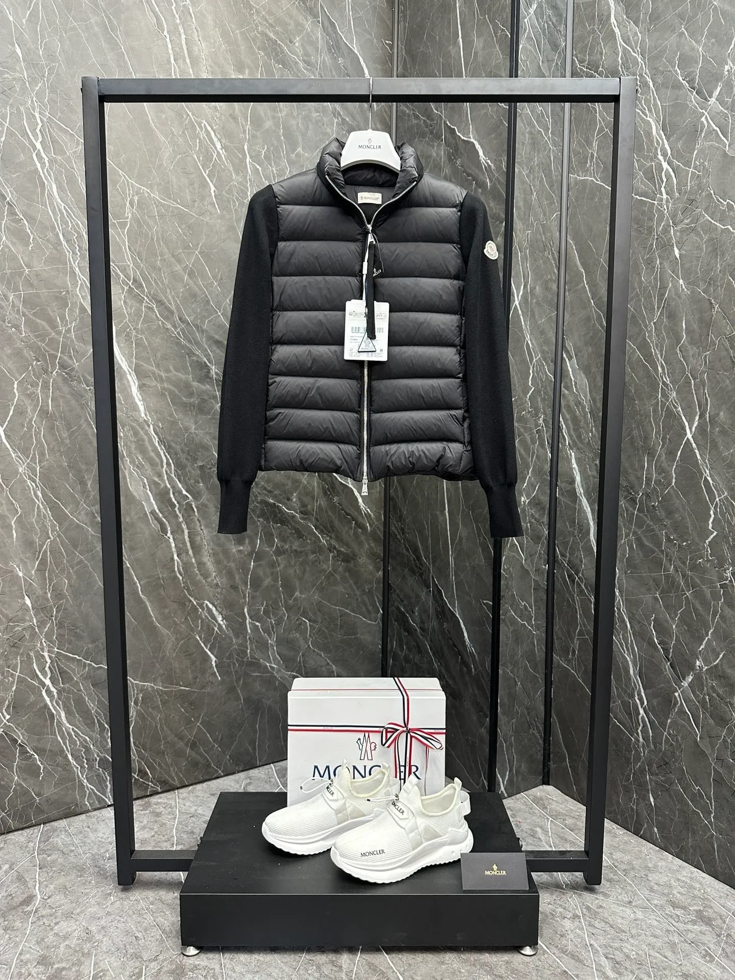 P640 Moncler｜Moncler Mouth Thin Knitted Spliced ​​Stand Collar｜Down Jacket Color: White, Black, Size: S, M, L, Winter inner wear!!! Several sweaters with down are released at this time of year. In fact, the evergreen style of sweaters and down is a basic style. It can be worn alone or layered, which will give it a more layered look!!! The front is down, and the back and two sleeves are made of wool blended fabrics. The soft and delicate knitted feel is not irritating at all! The texture is amazing, the velvet is large, delicate and stemless, and full of fluffiness! It has enough filling, and its thermal insulation performance is not to mention!!! It is windproof and warm, eliminating any possibility of velvet running. It feels silky and smooth, and has very good stiffness. The upper body will not look bloated. It is an evergreen model with a spliced ​​design!