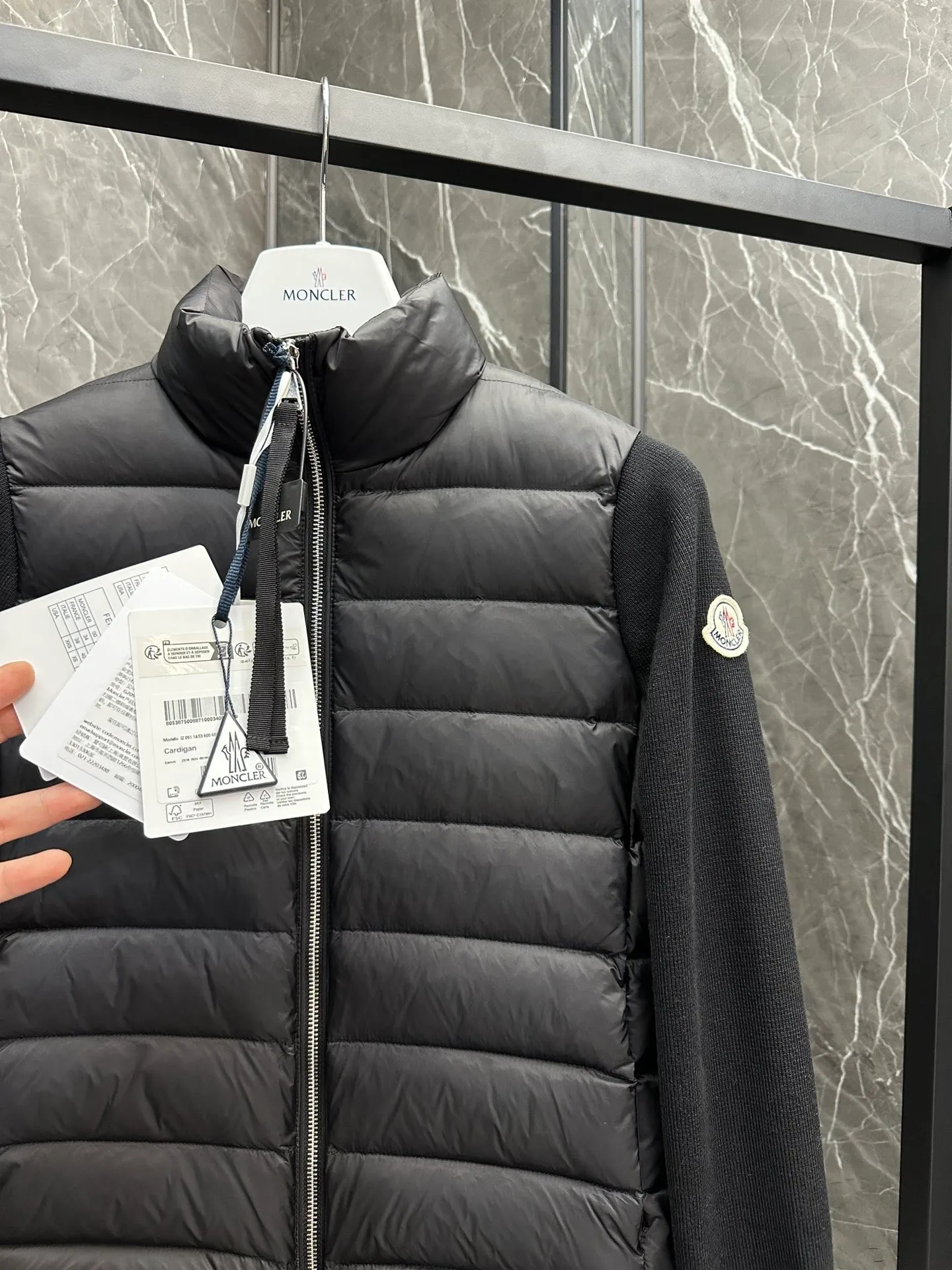 P640 Moncler｜Moncler Mouth Thin Knitted Spliced ​​Stand Collar｜Down Jacket Color: White, Black, Size: S, M, L, Winter inner wear!!! Several sweaters with down are released at this time of year. In fact, the evergreen style of sweaters and down is a basic style. It can be worn alone or layered, which will give it a more layered look!!! The front is down, and the back and two sleeves are made of wool blended fabrics. The soft and delicate knitted feel is not irritating at all! The texture is amazing, the velvet is large, delicate and stemless, and full of fluffiness! It has enough filling, and its thermal insulation performance is not to mention!!! It is windproof and warm, eliminating any possibility of velvet running. It feels silky and smooth, and has very good stiffness. The upper body will not look bloated. It is an evergreen model with a spliced ​​design!