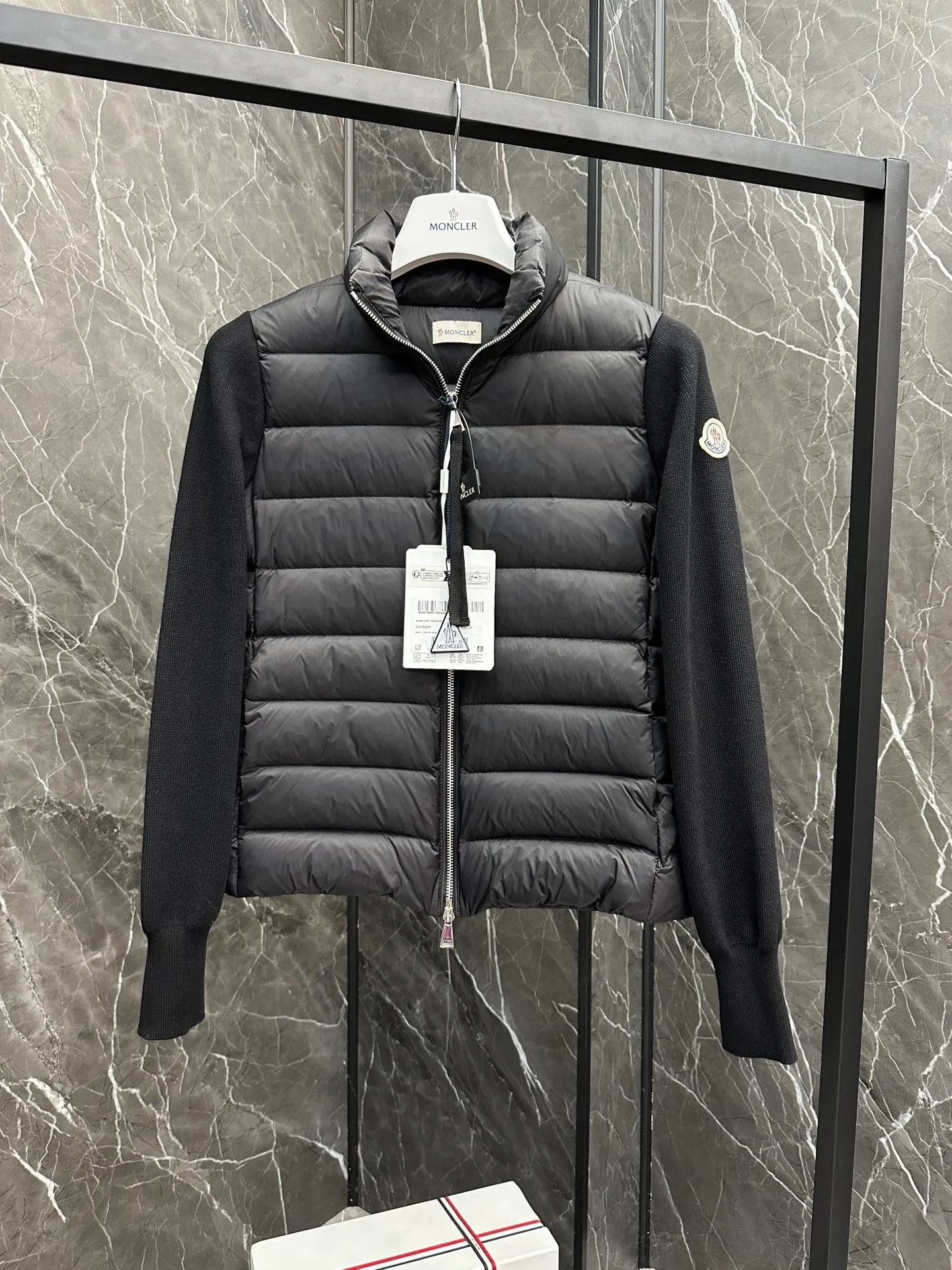 P640 Moncler｜Moncler Mouth Thin Knitted Spliced ​​Stand Collar｜Down Jacket Color: White, Black, Size: S, M, L, Winter inner wear!!! Several sweaters with down are released at this time of year. In fact, the evergreen style of sweaters and down is a basic style. It can be worn alone or layered, which will give it a more layered look!!! The front is down, and the back and two sleeves are made of wool blended fabrics. The soft and delicate knitted feel is not irritating at all! The texture is amazing, the velvet is large, delicate and stemless, and full of fluffiness! It has enough filling, and its thermal insulation performance is not to mention!!! It is windproof and warm, eliminating any possibility of velvet running. It feels silky and smooth, and has very good stiffness. The upper body will not look bloated. It is an evergreen model with a spliced ​​design!