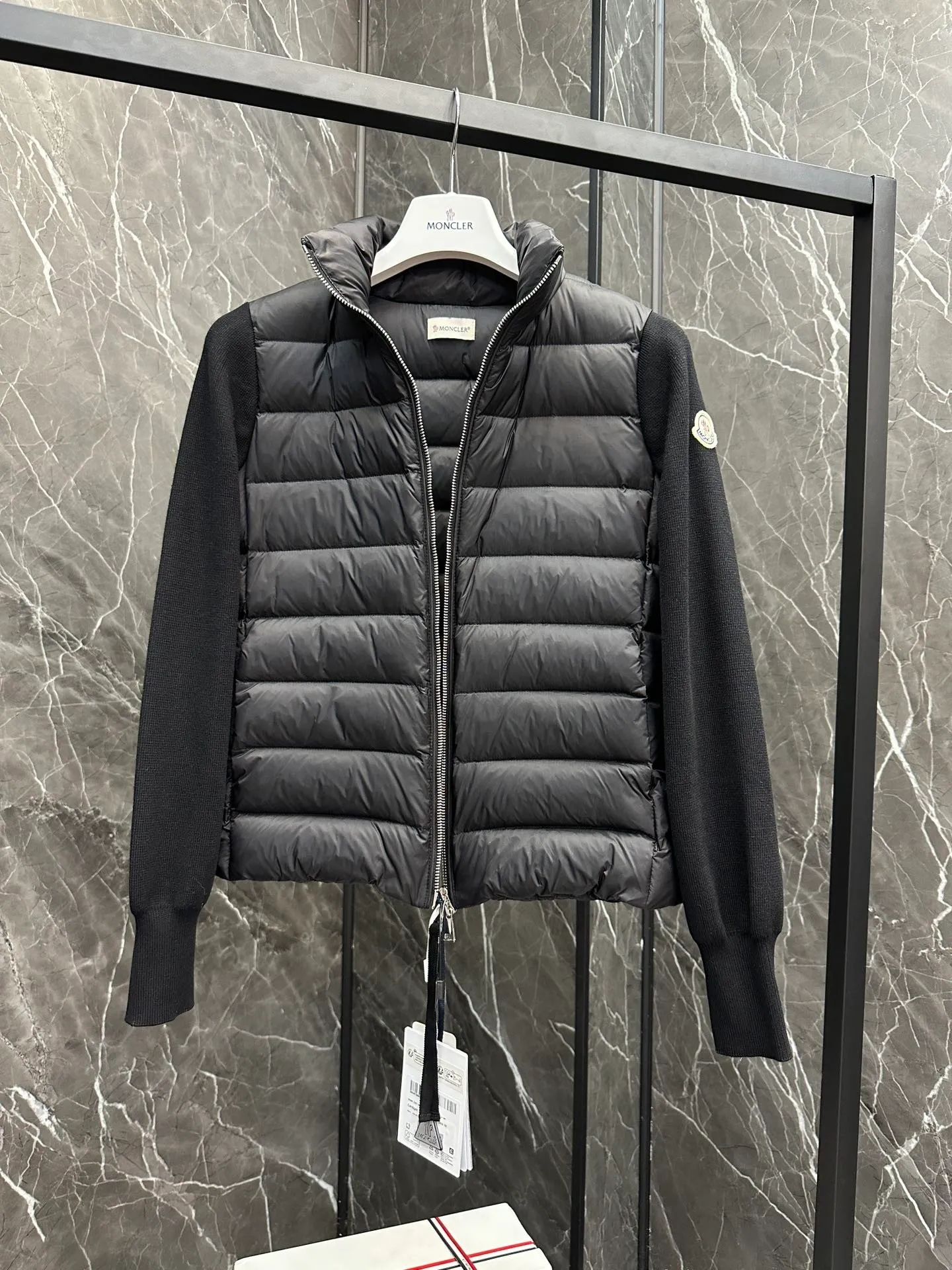 P640 Moncler｜Moncler Mouth Thin Knitted Spliced ​​Stand Collar｜Down Jacket Color: White, Black, Size: S, M, L, Winter inner wear!!! Several sweaters with down are released at this time of year. In fact, the evergreen style of sweaters and down is a basic style. It can be worn alone or layered, which will give it a more layered look!!! The front is down, and the back and two sleeves are made of wool blended fabrics. The soft and delicate knitted feel is not irritating at all! The texture is amazing, the velvet is large, delicate and stemless, and full of fluffiness! It has enough filling, and its thermal insulation performance is not to mention!!! It is windproof and warm, eliminating any possibility of velvet running. It feels silky and smooth, and has very good stiffness. The upper body will not look bloated. It is an evergreen model with a spliced ​​design!