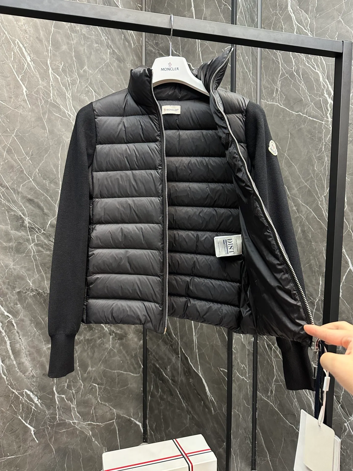 P640 Moncler｜Moncler Mouth Thin Knitted Spliced ​​Stand Collar｜Down Jacket Color: White, Black, Size: S, M, L, Winter inner wear!!! Several sweaters with down are released at this time of year. In fact, the evergreen style of sweaters and down is a basic style. It can be worn alone or layered, which will give it a more layered look!!! The front is down, and the back and two sleeves are made of wool blended fabrics. The soft and delicate knitted feel is not irritating at all! The texture is amazing, the velvet is large, delicate and stemless, and full of fluffiness! It has enough filling, and its thermal insulation performance is not to mention!!! It is windproof and warm, eliminating any possibility of velvet running. It feels silky and smooth, and has very good stiffness. The upper body will not look bloated. It is an evergreen model with a spliced ​​design!
