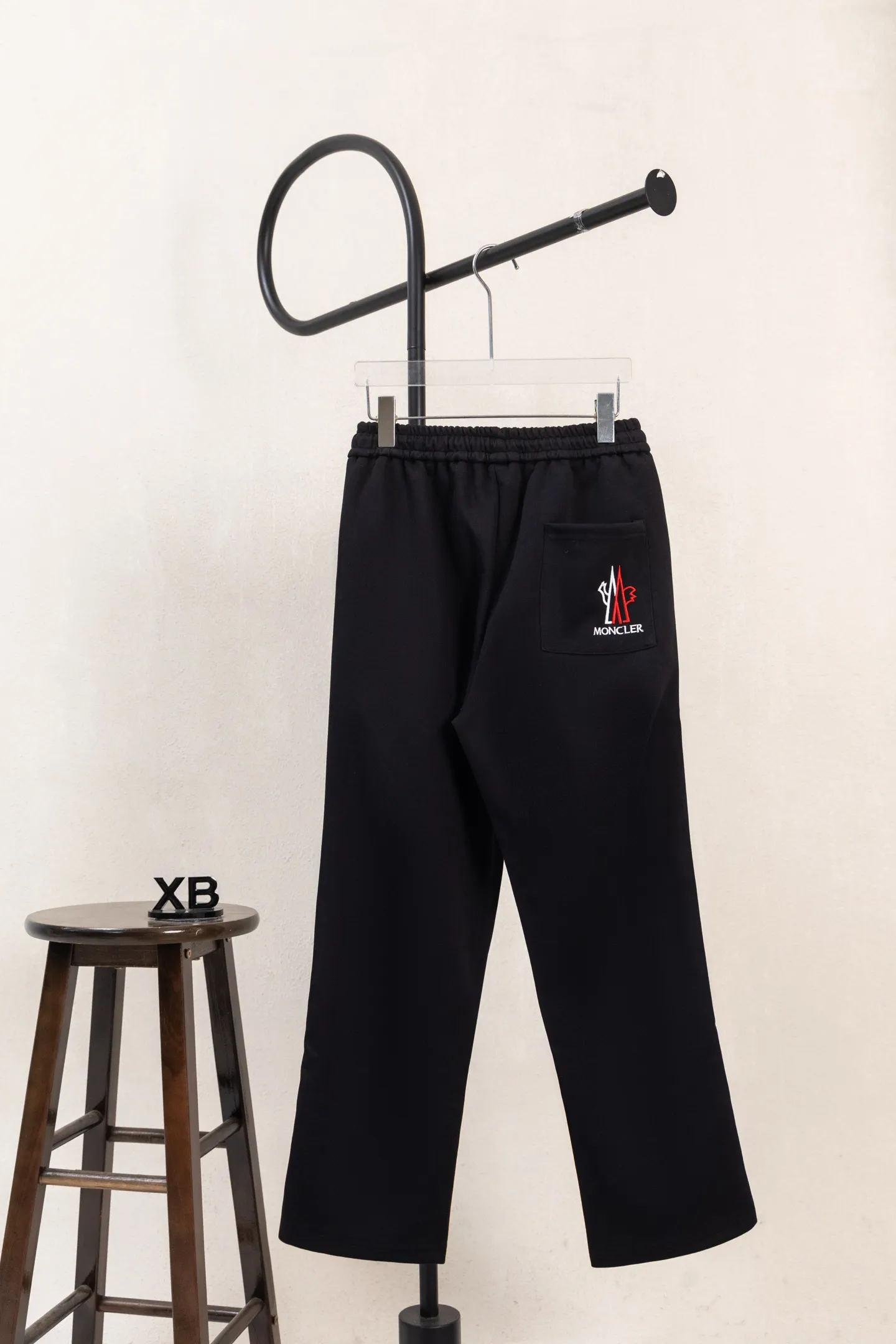 P230 Style No. The custom-woven 400-weight yarn can be compounded. The gray fabric has a hand-washed feel, a cloth surface, and a drape of 380g. The fabric is dyed in the same vat and fixed and dyed. The printing has no burrs and the waistline is restored in a consistent manner. The domestic double-needle machine is modified to honing the thread! The seemingly simple style has so many little details! Foot 22 thread professional size S-XL