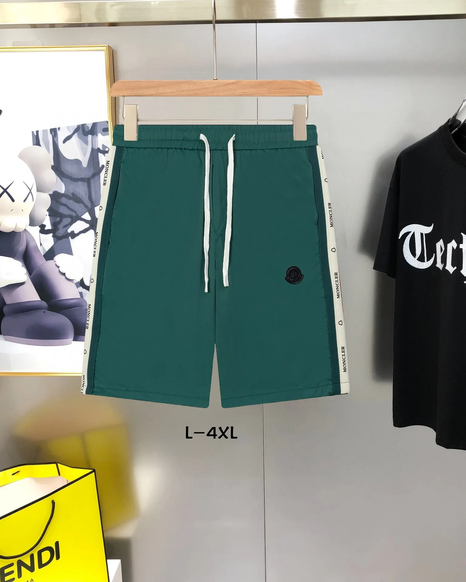 P190 Moncler/Moncler 2025 new fashion casual shorts, the most fashionable and latest logo decorated versatile casual shorts! The 25-year-old limited-edition trousers are a must-have item for all trendy men, and are a very popular style. A classic, luxurious and charming model, with super good looks and great matching effect. This is an exquisite and fashionable item! The absolute signature product is also the most worth buying. Versatile fashionable temperament, with high-street and personalized effects, full of attractions. Whether it is from the overall design of the pants body or the smallest details, you can feel the ultra-high standard of this style. The grade is very extraordinary and it is in line with the current trend aesthetic. The upper body is youthful and energetic, showing off your own taste and style. It is perfect. Made of top-grade polyester fiber cotton fabric, the overall touch is extremely comfortable and the skin-friendly effect is high-grade. This item is destined to be worn on the high street and perfectly meets the needs of various wearing occasions. Size: L～4XL