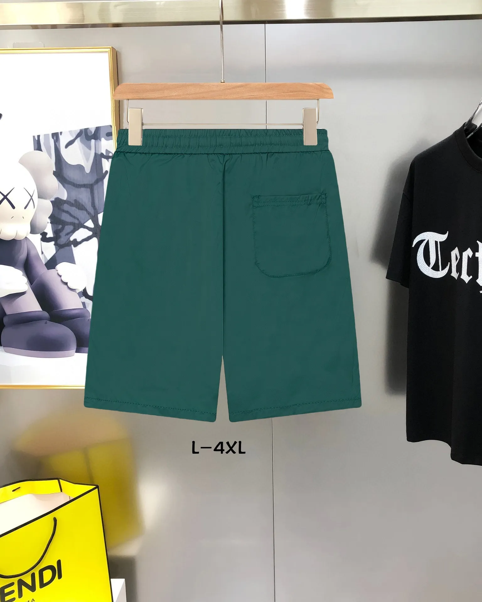 P190 Moncler/Moncler 2025 new fashion casual shorts, the most fashionable and latest logo decorated versatile casual shorts! The 25-year-old limited-edition trousers are a must-have item for all trendy men, and are a very popular style. A classic, luxurious and charming model, with super good looks and great matching effect. This is an exquisite and fashionable item! The absolute signature product is also the most worth buying. Versatile fashionable temperament, with high-street and personalized effects, full of attractions. Whether it is from the overall design of the pants body or the smallest details, you can feel the ultra-high standard of this style. The grade is very extraordinary and it is in line with the current trend aesthetic. The upper body is youthful and energetic, showing off your own taste and style. It is perfect. Made of top-grade polyester fiber cotton fabric, the overall touch is extremely comfortable and the skin-friendly effect is high-grade. This item is destined to be worn on the high street and perfectly meets the needs of various wearing occasions. Size: L～4XL