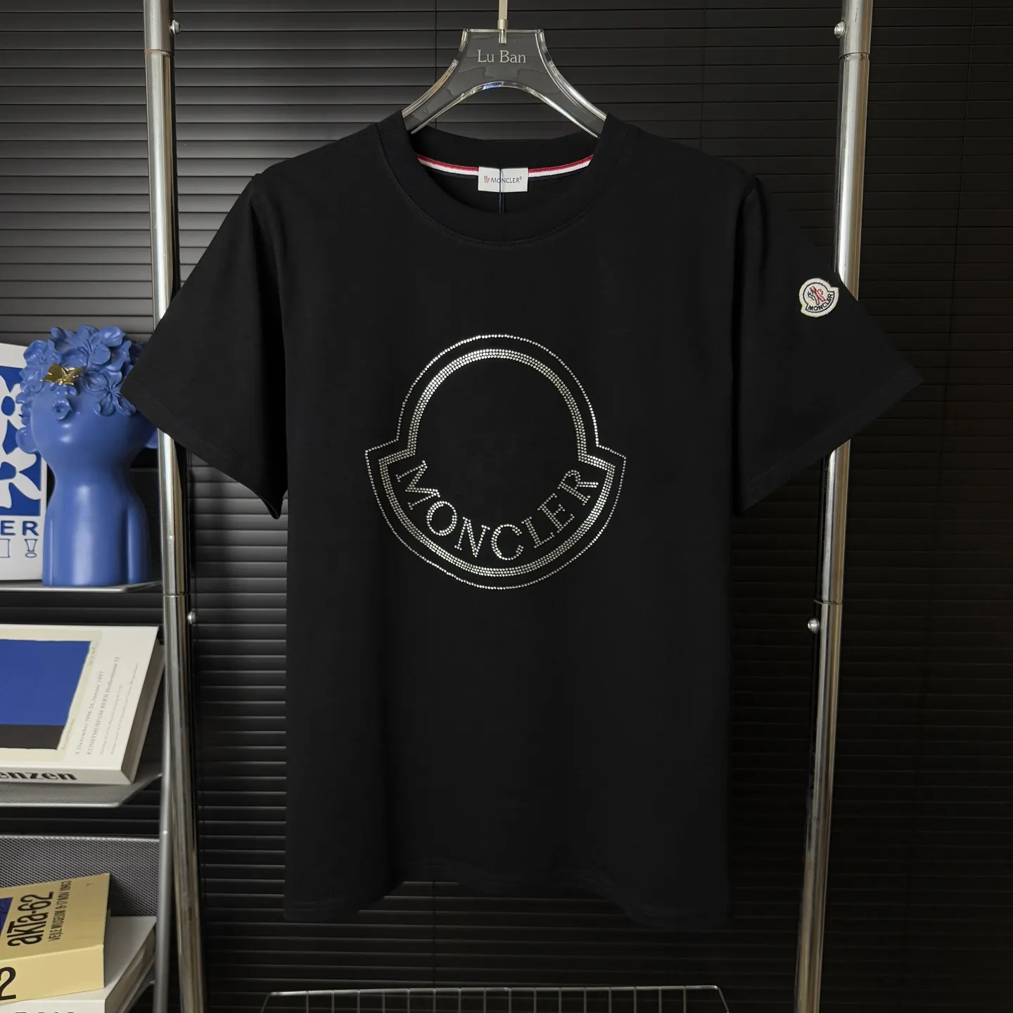 P170 A227 (Long-term replenishment, arrival the next day) MONCLER/Masklet hot diamond letter LOGO round neck short-sleeved T-shirt, exclusive first-run high-definition The fabric is made of 300 grams of heavyweight pure cotton, custom-made with 32 double-strand threads, and processed twice for ready-to-wear. The fabric is comfortable and skin-friendly. Custom-dyed fabrics with high textile density, good drape, not easy to deform and shrink. The thick texture and tight spinning process will not affect the breathability of the fabric. The color saturation is very high. Imported Tajima embroidery technology, the version has a good upper body effect, a versatile and good-looking short sleeve, the loose version covers the flesh and looks slim. Size: S~XL Color: white black