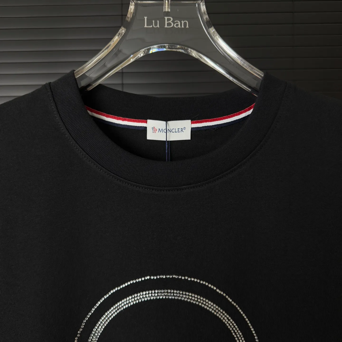 P170 A227 (Long-term replenishment, arrival the next day) MONCLER/Masklet hot diamond letter LOGO round neck short-sleeved T-shirt, exclusive first-run high-definition The fabric is made of 300 grams of heavyweight pure cotton, custom-made with 32 double-strand threads, and processed twice for ready-to-wear. The fabric is comfortable and skin-friendly. Custom-dyed fabrics with high textile density, good drape, not easy to deform and shrink. The thick texture and tight spinning process will not affect the breathability of the fabric. The color saturation is very high. Imported Tajima embroidery technology, the version has a good upper body effect, a versatile and good-looking short sleeve, the loose version covers the flesh and looks slim. Size: S~XL Color: white black