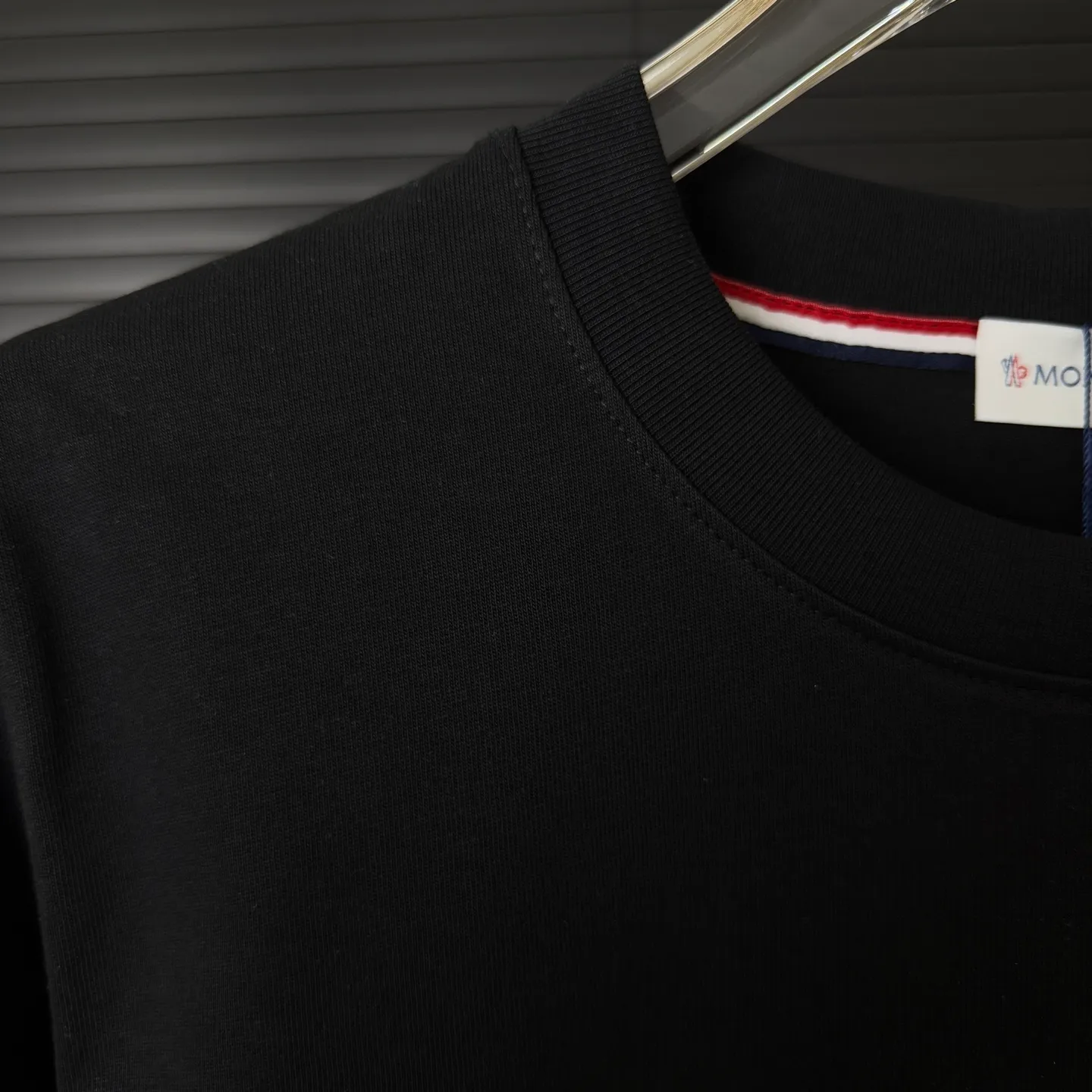 P170 A227 (Long-term replenishment, arrival the next day) MONCLER/Masklet hot diamond letter LOGO round neck short-sleeved T-shirt, exclusive first-run high-definition The fabric is made of 300 grams of heavyweight pure cotton, custom-made with 32 double-strand threads, and processed twice for ready-to-wear. The fabric is comfortable and skin-friendly. Custom-dyed fabrics with high textile density, good drape, not easy to deform and shrink. The thick texture and tight spinning process will not affect the breathability of the fabric. The color saturation is very high. Imported Tajima embroidery technology, the version has a good upper body effect, a versatile and good-looking short sleeve, the loose version covers the flesh and looks slim. Size: S~XL Color: white black