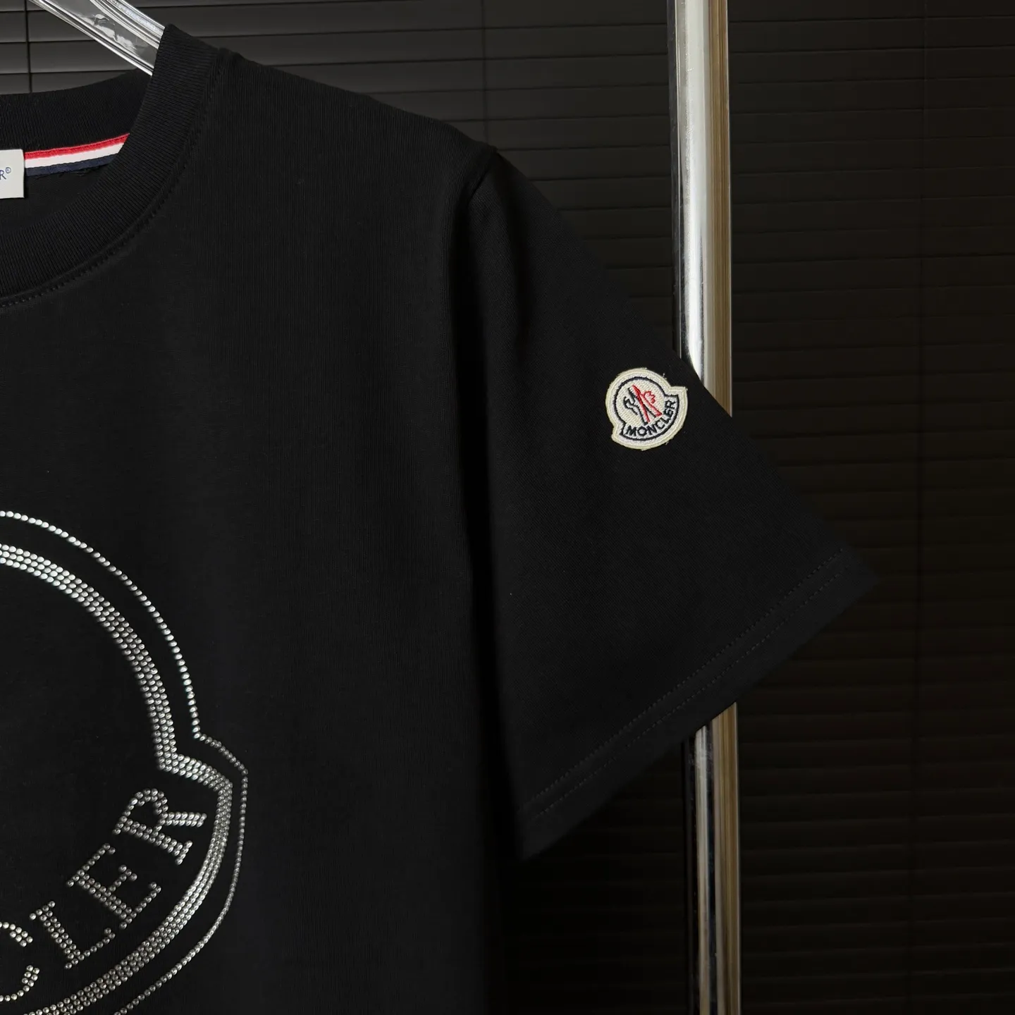 P170 A227 (Long-term replenishment, arrival the next day) MONCLER/Masklet hot diamond letter LOGO round neck short-sleeved T-shirt, exclusive first-run high-definition The fabric is made of 300 grams of heavyweight pure cotton, custom-made with 32 double-strand threads, and processed twice for ready-to-wear. The fabric is comfortable and skin-friendly. Custom-dyed fabrics with high textile density, good drape, not easy to deform and shrink. The thick texture and tight spinning process will not affect the breathability of the fabric. The color saturation is very high. Imported Tajima embroidery technology, the version has a good upper body effect, a versatile and good-looking short sleeve, the loose version covers the flesh and looks slim. Size: S~XL Color: white black